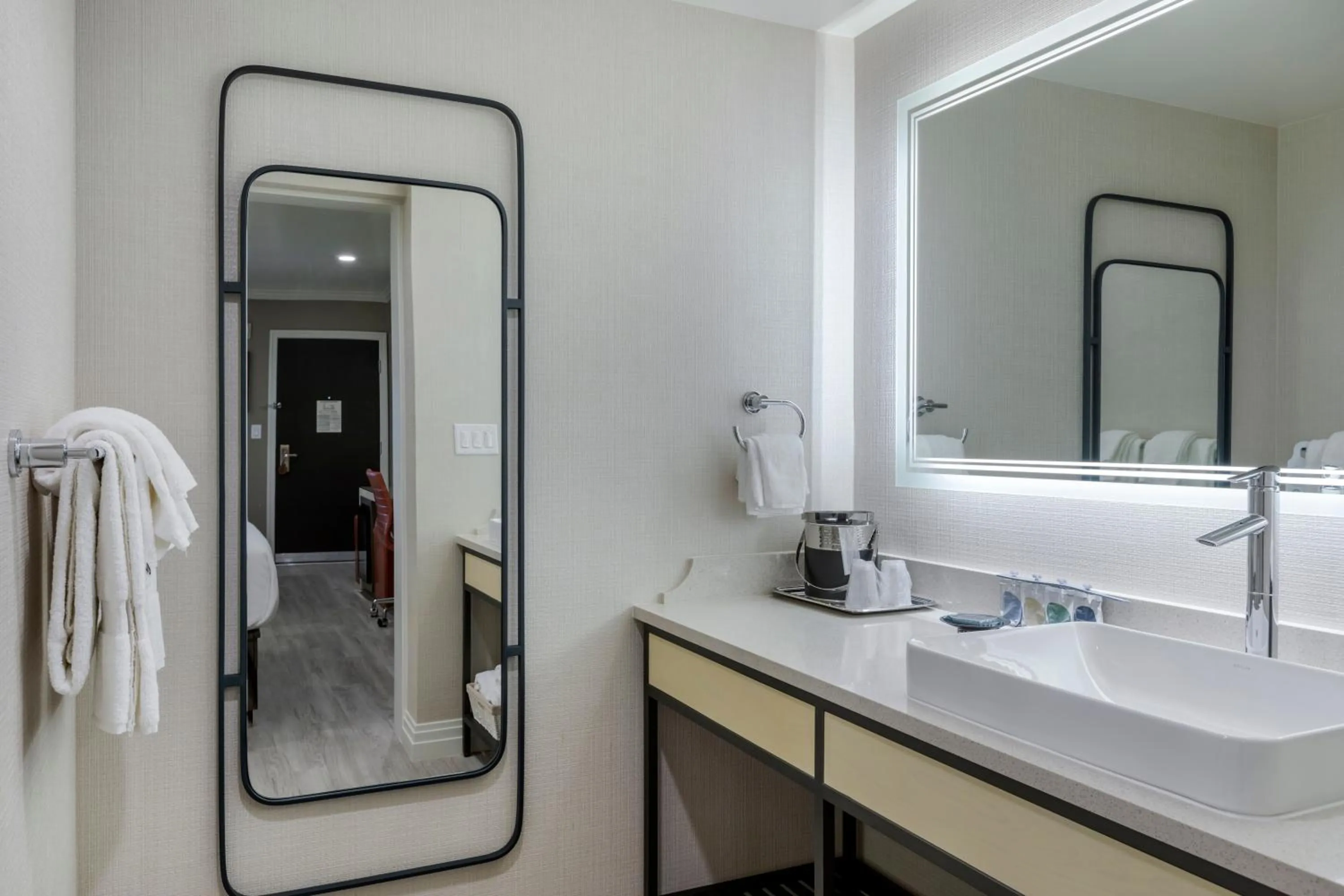 Superior King Room - Non-Smoking in Bluestem Hotel Torrance Los Angeles, an Ascend Collection Hotel