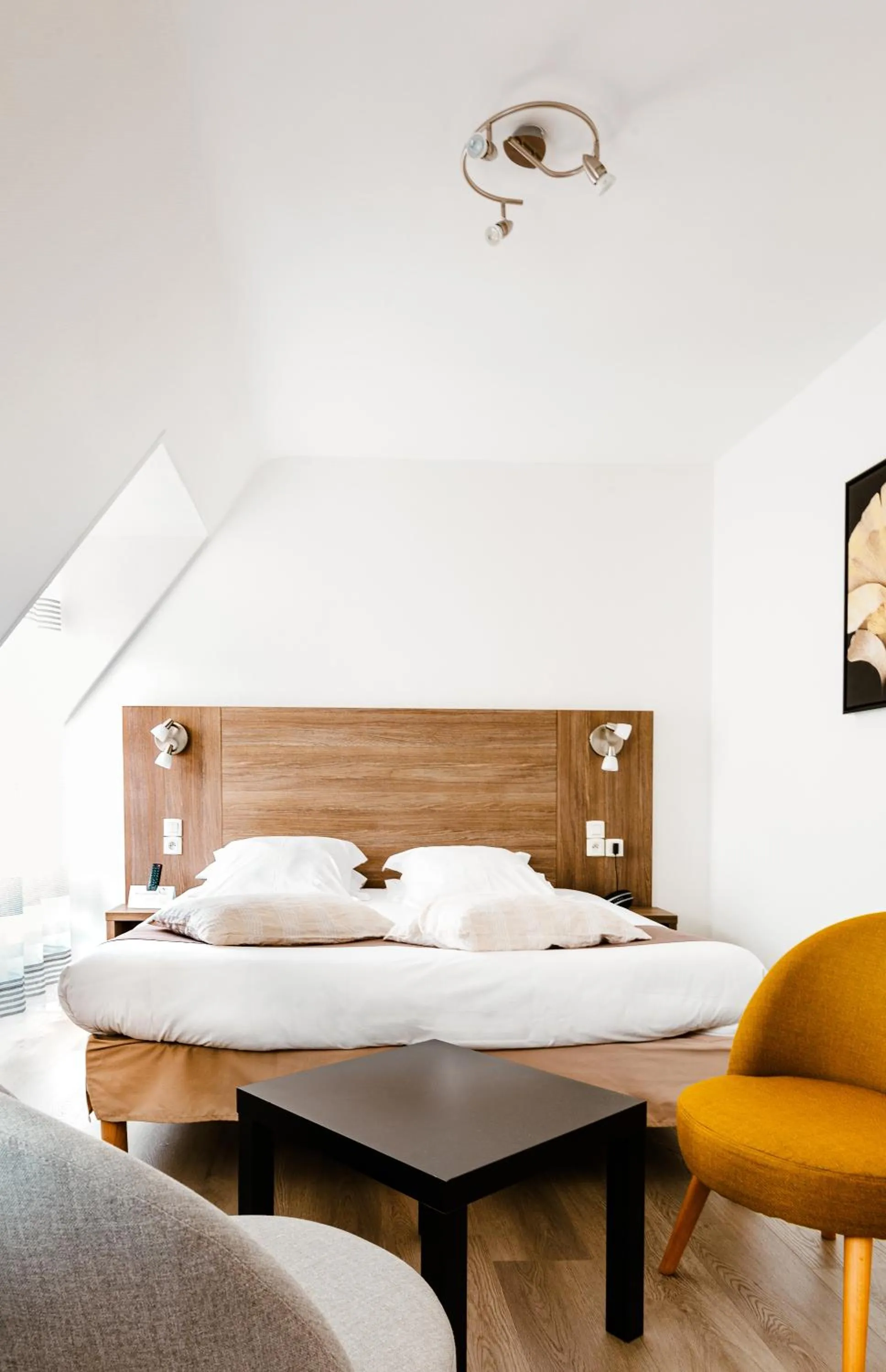 Superior Double Room in Logis Hotel Le Relais De La Poste Restaurant Le Fil du Temps