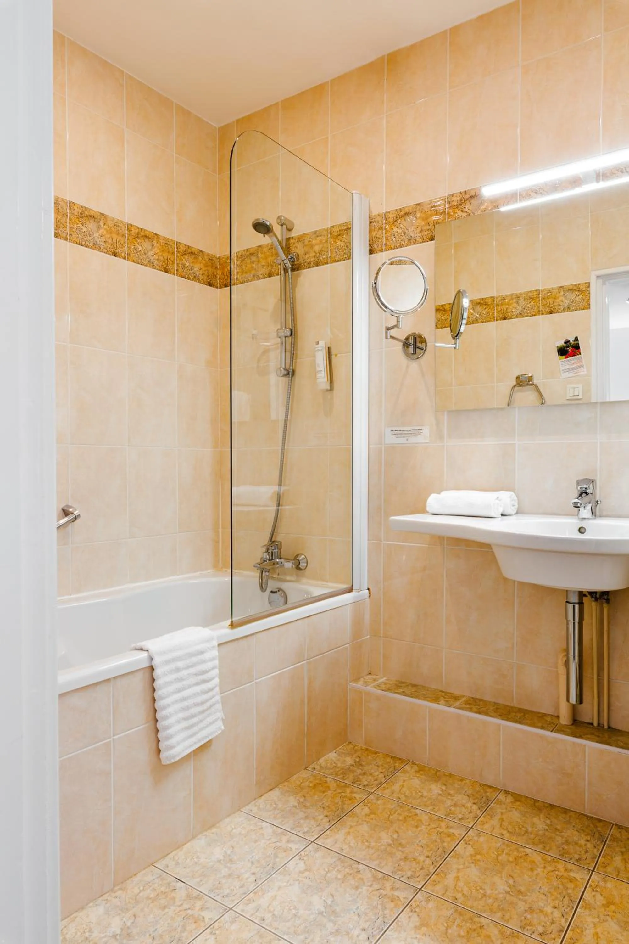 Double Room in Logis Hotel Le Relais De La Poste Restaurant Le Fil du Temps