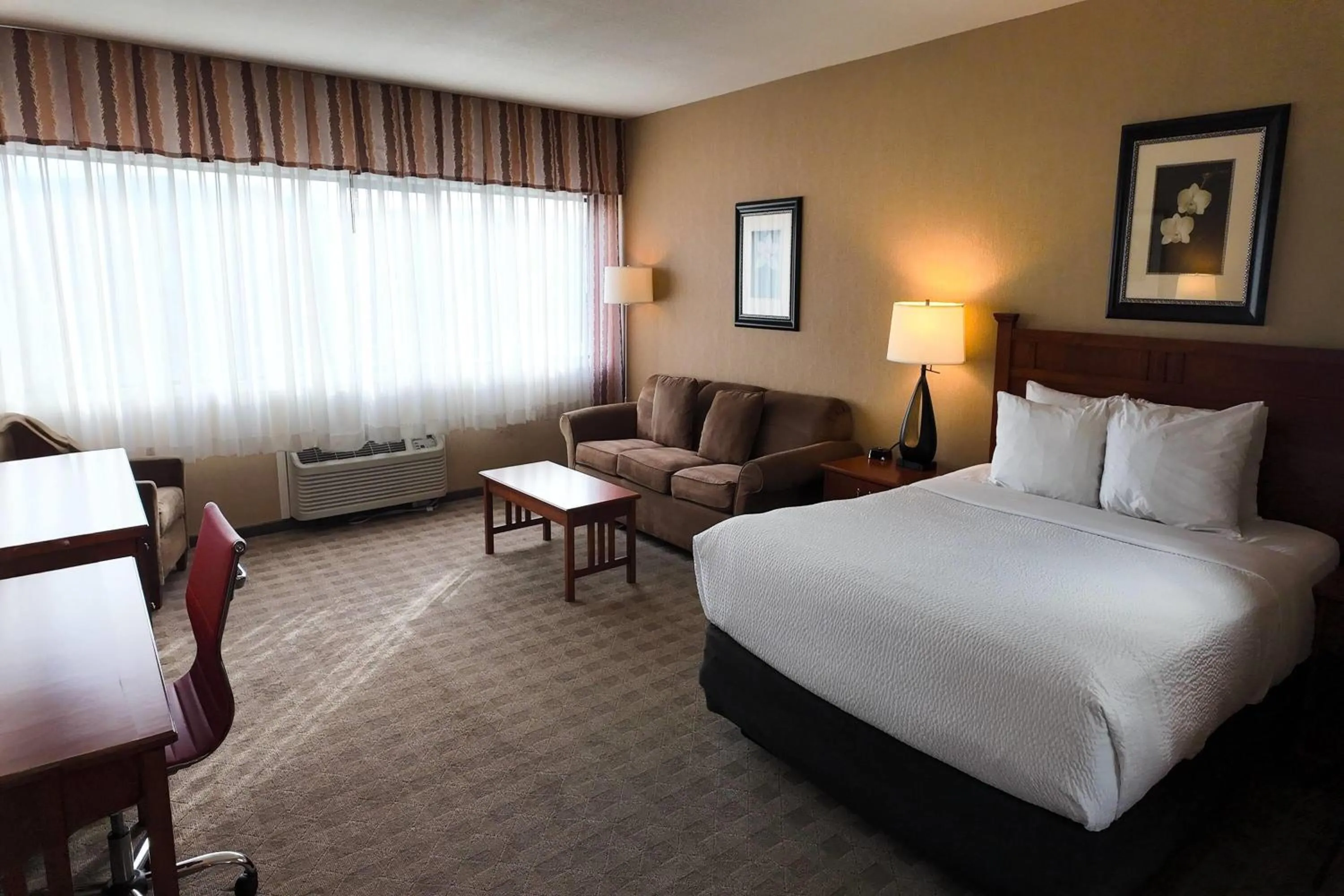 Business Queen Room - Non-Smoking in Ramada by Wyndham Kelowna Hotel & Conference Center
