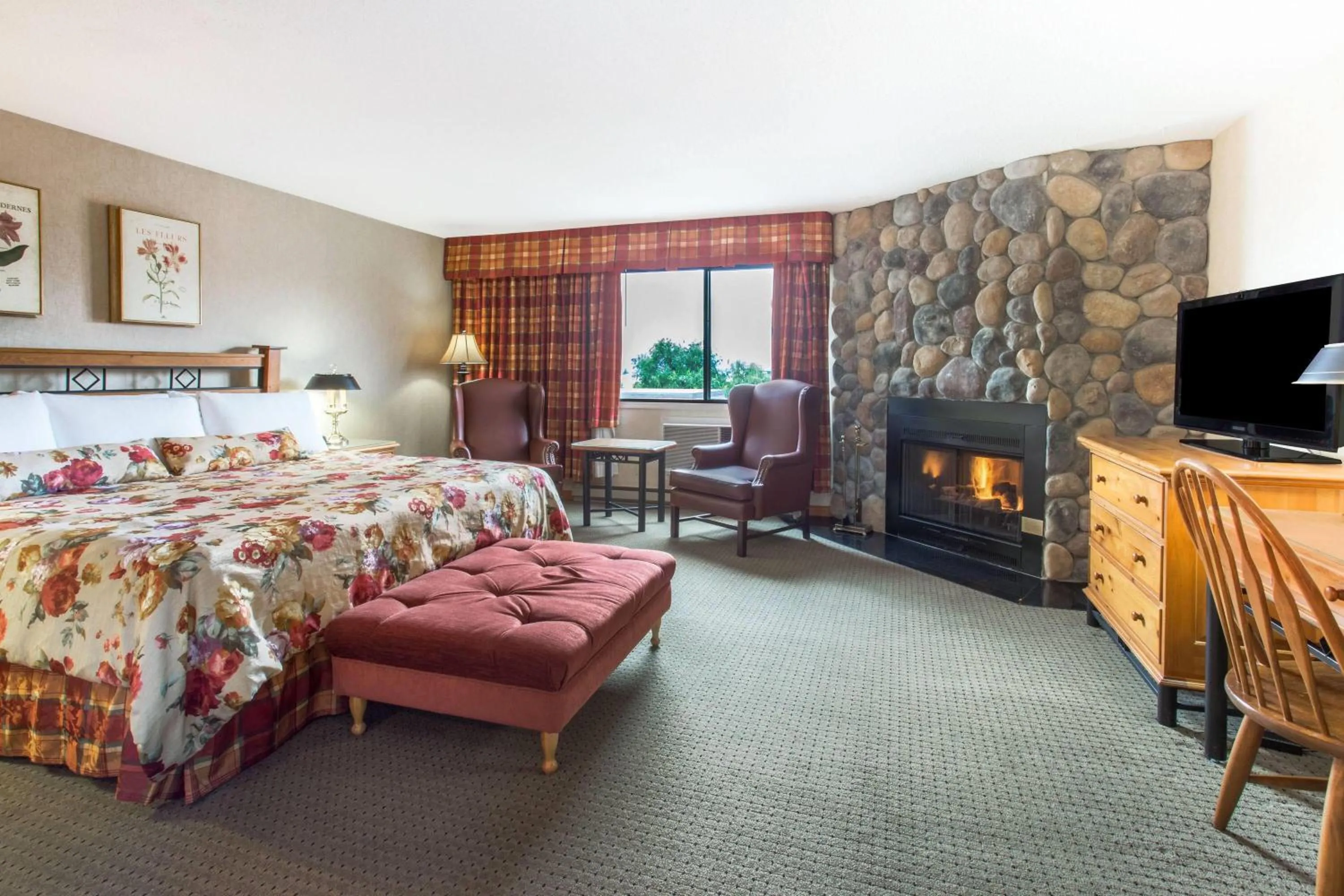 Mountain Lodge Studio King Suite - Non-Smoking in Ramada by Wyndham Kelowna Hotel & Conference Center