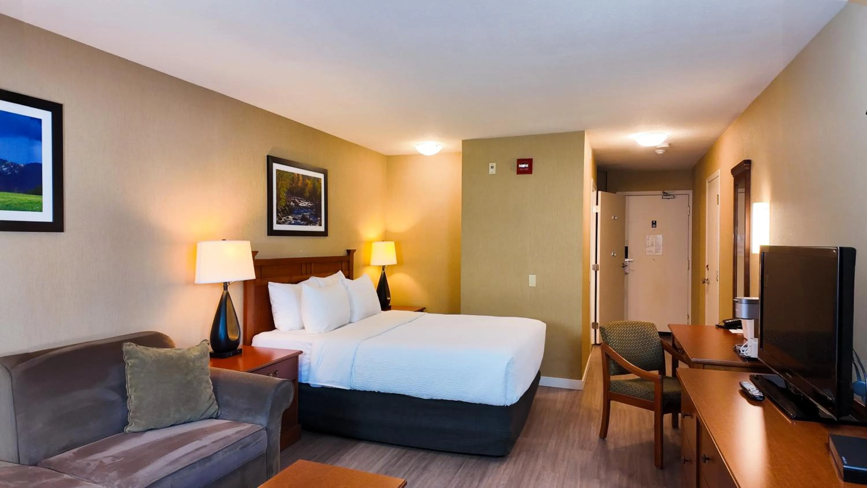 Queen Room with Bath Tub - Mobility Accessible/Non-Smoking in Ramada by Wyndham Kelowna Hotel & Conference Center