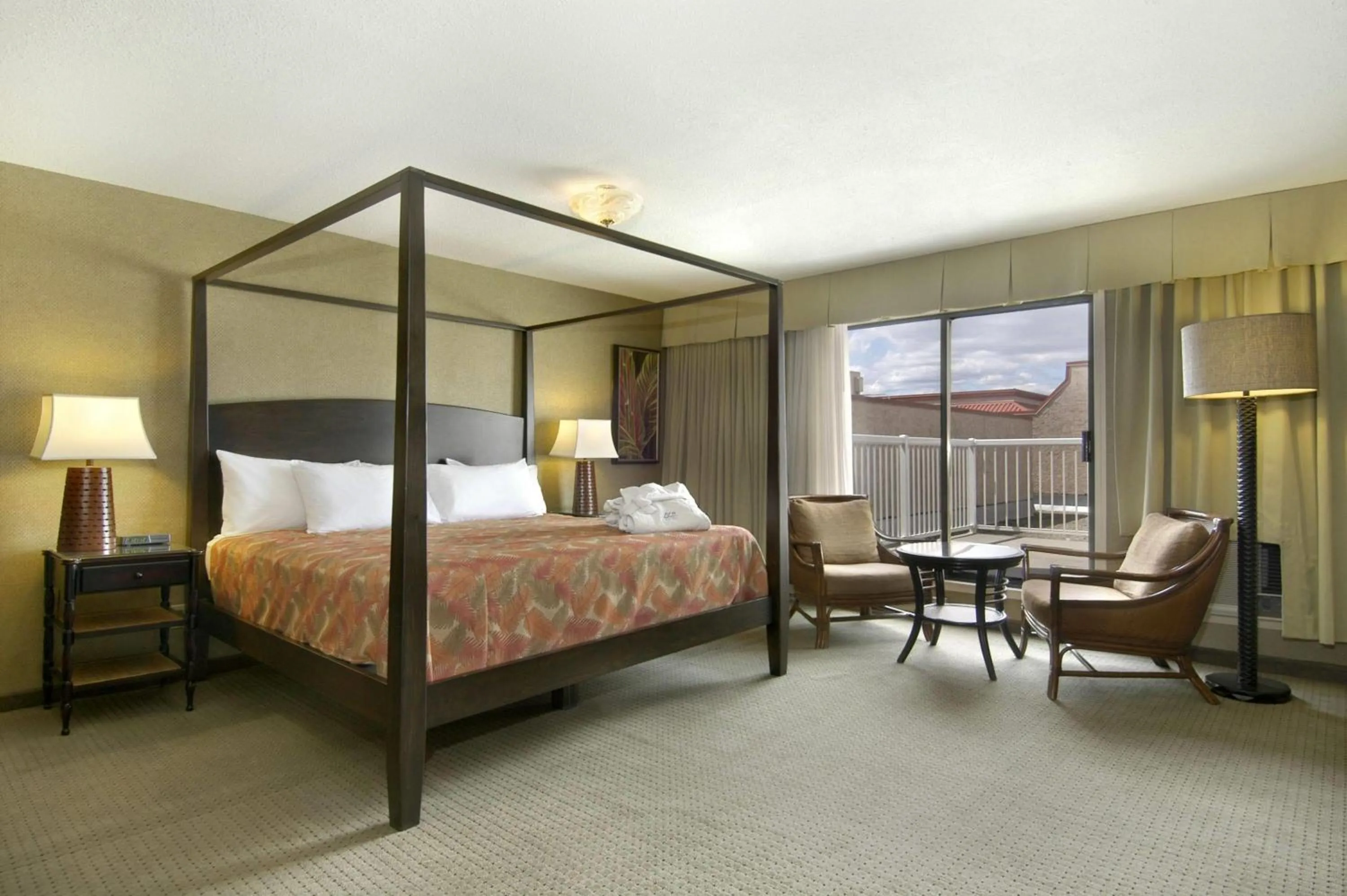 Polynesian Studio King Suite - Non-Smoking in Ramada by Wyndham Kelowna Hotel & Conference Center