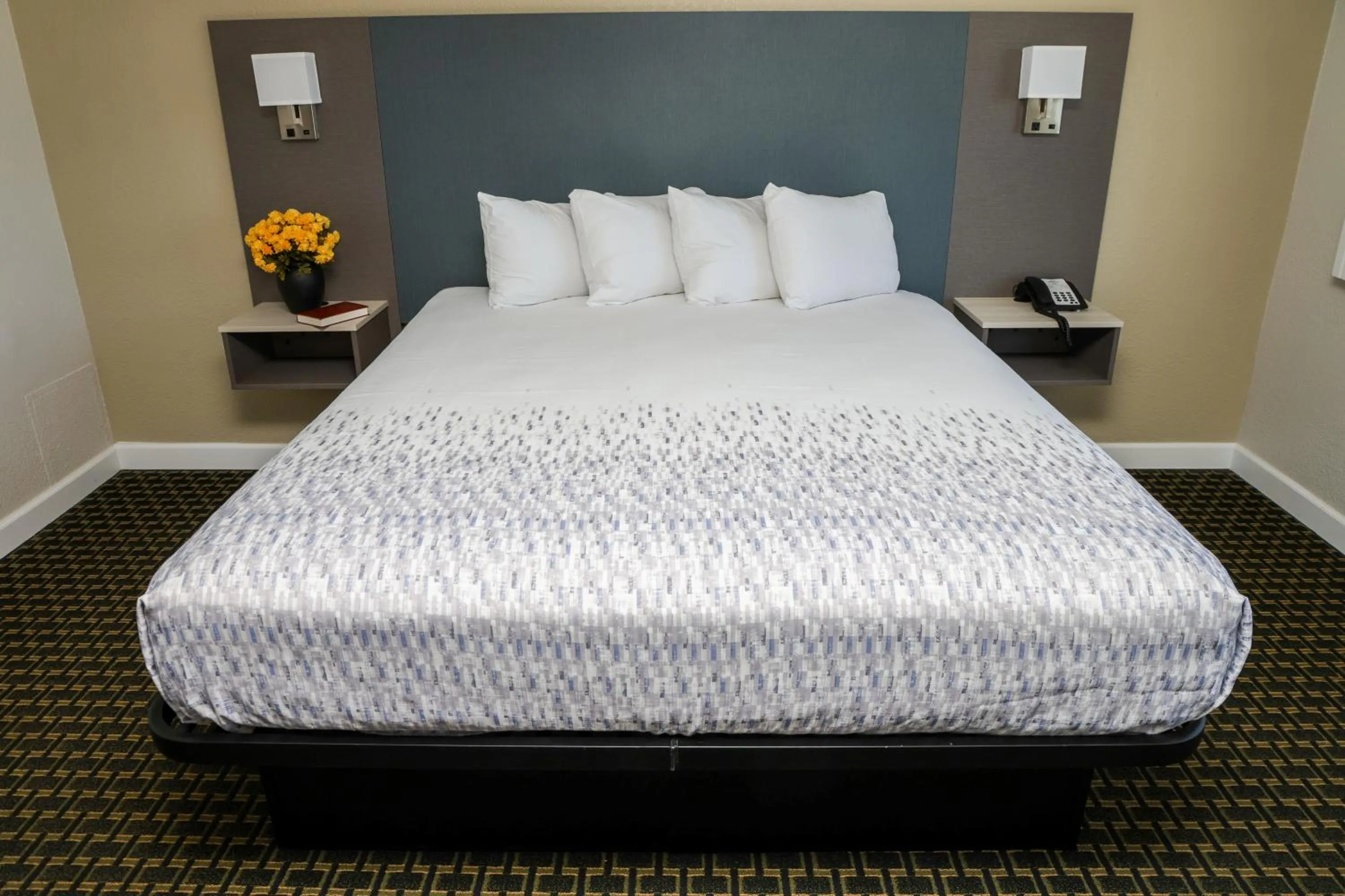 Queen Room - Disability Access in Sea Breeze Inn - San Simeon