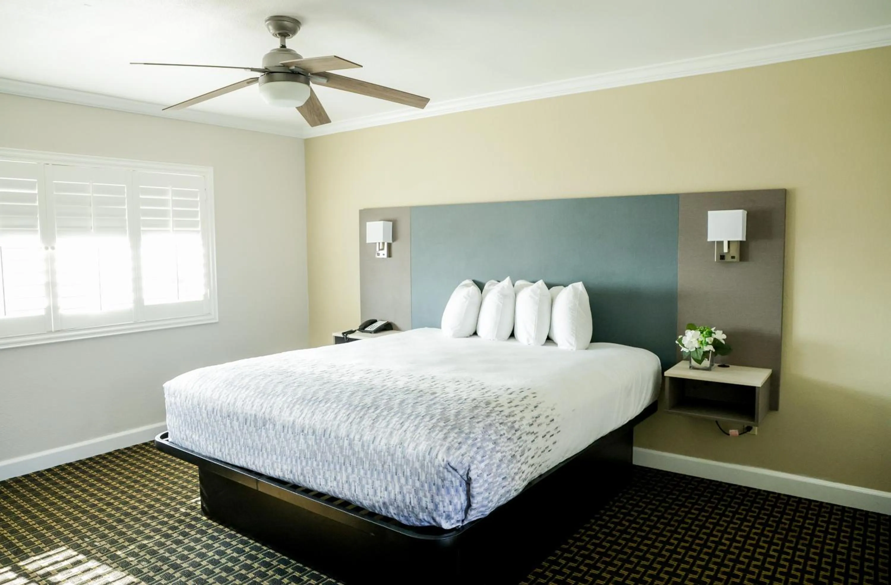 King Room - Non-Smoking in Sea Breeze Inn - San Simeon