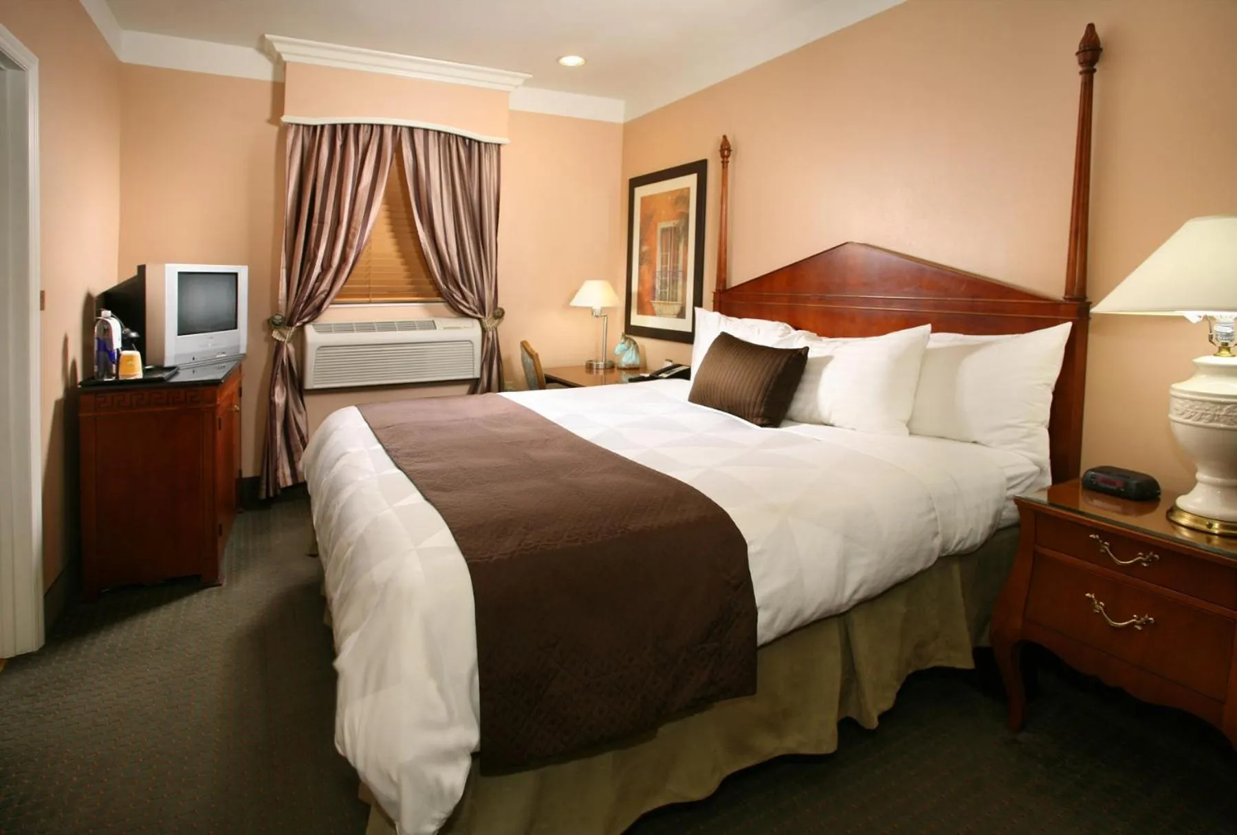 Deluxe King Room in Brand Plaza Hotel