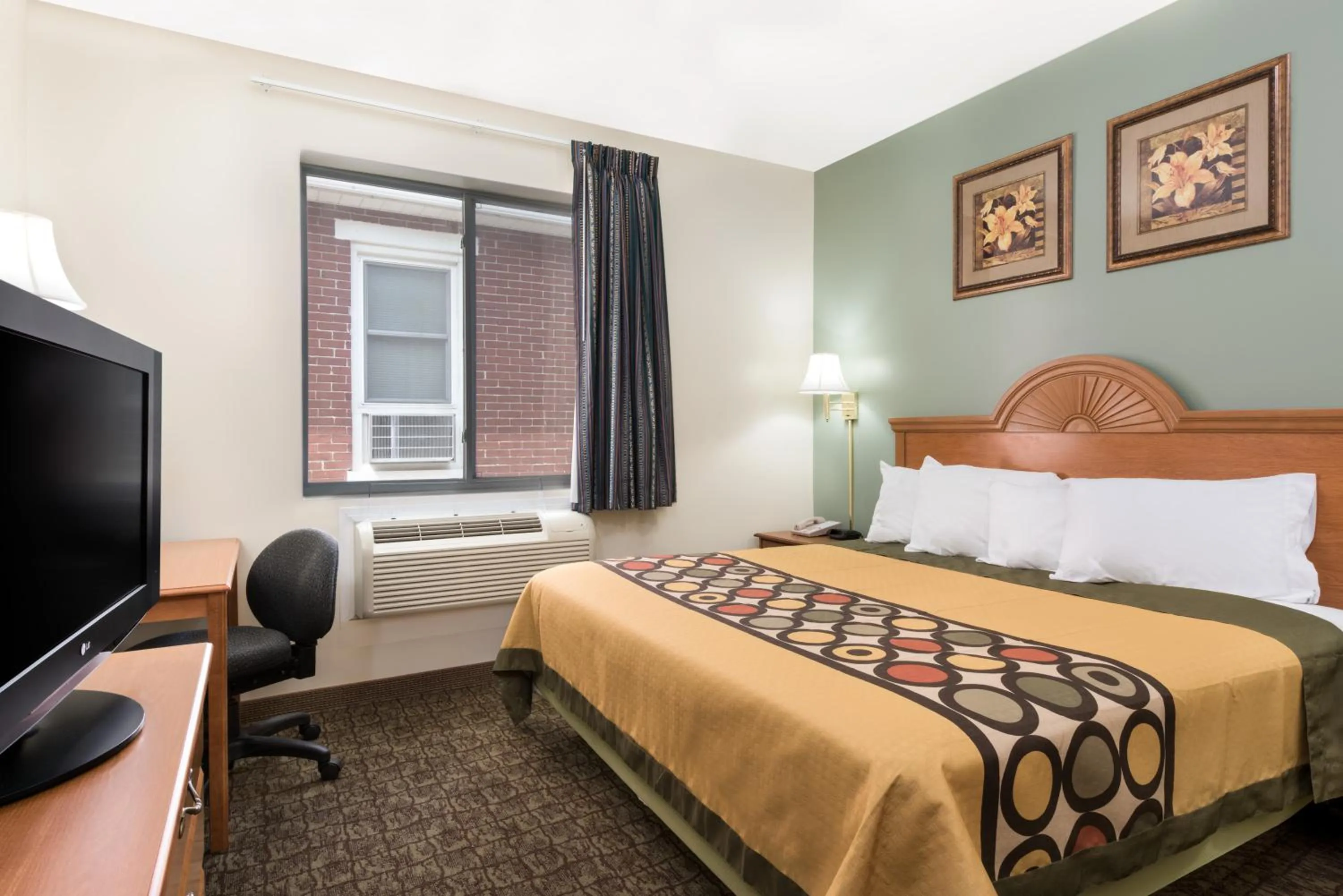 King Room - Non-Smoking in Knights Inn Palmyra