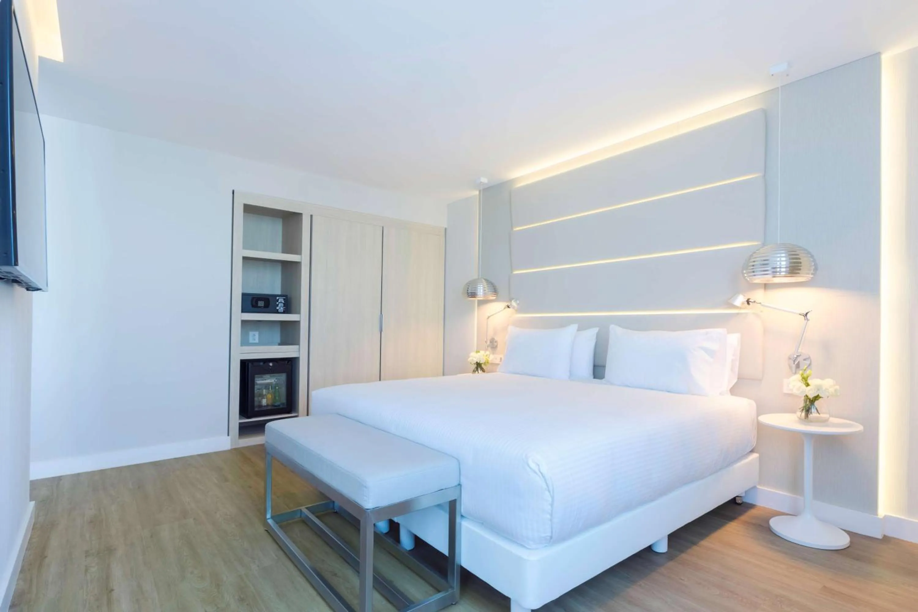 Family Room (2 Adults + 1 Child) in NH Monterrey La Fe