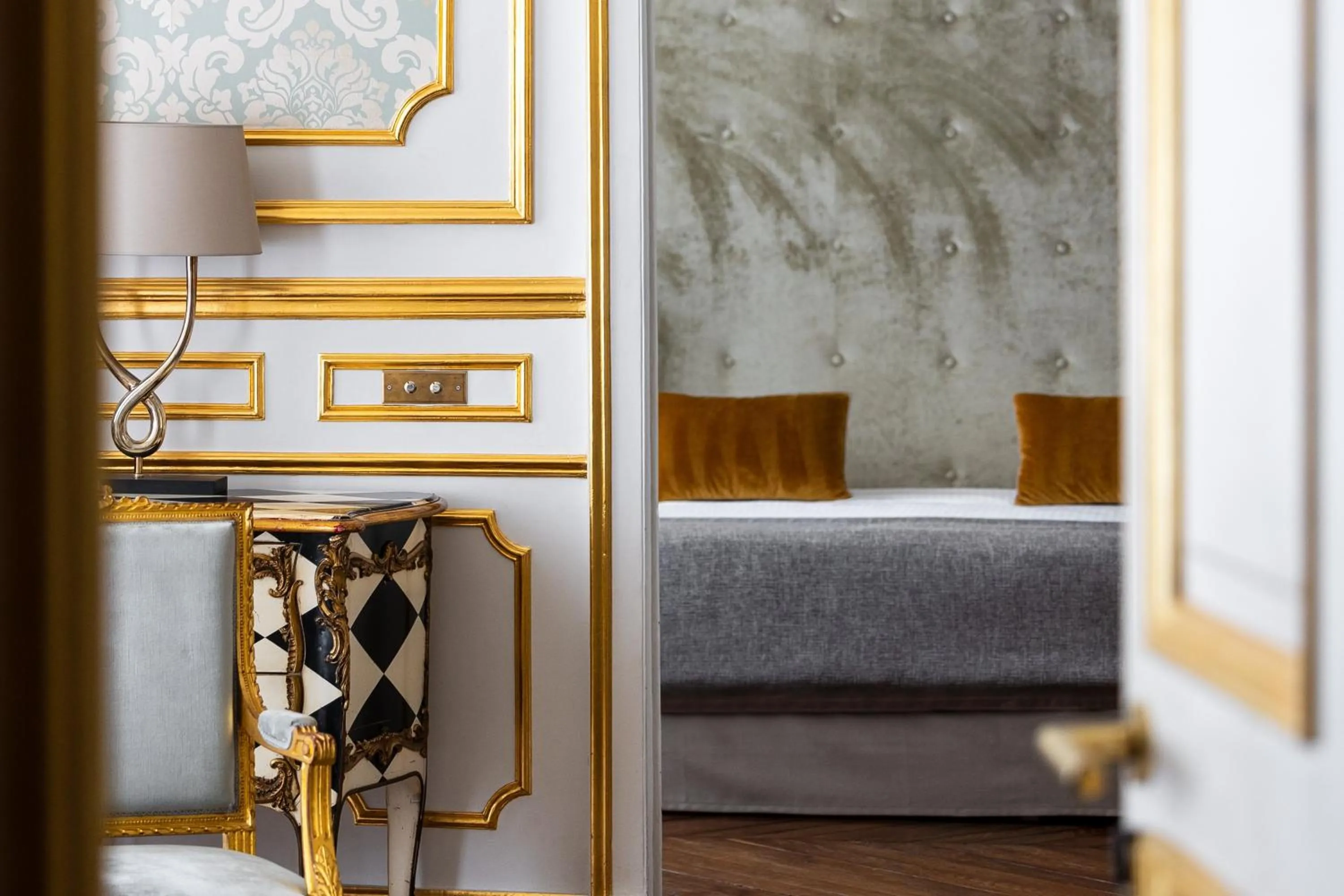 Suite in Hotel Le Place d'Armes - Relais & Châteaux