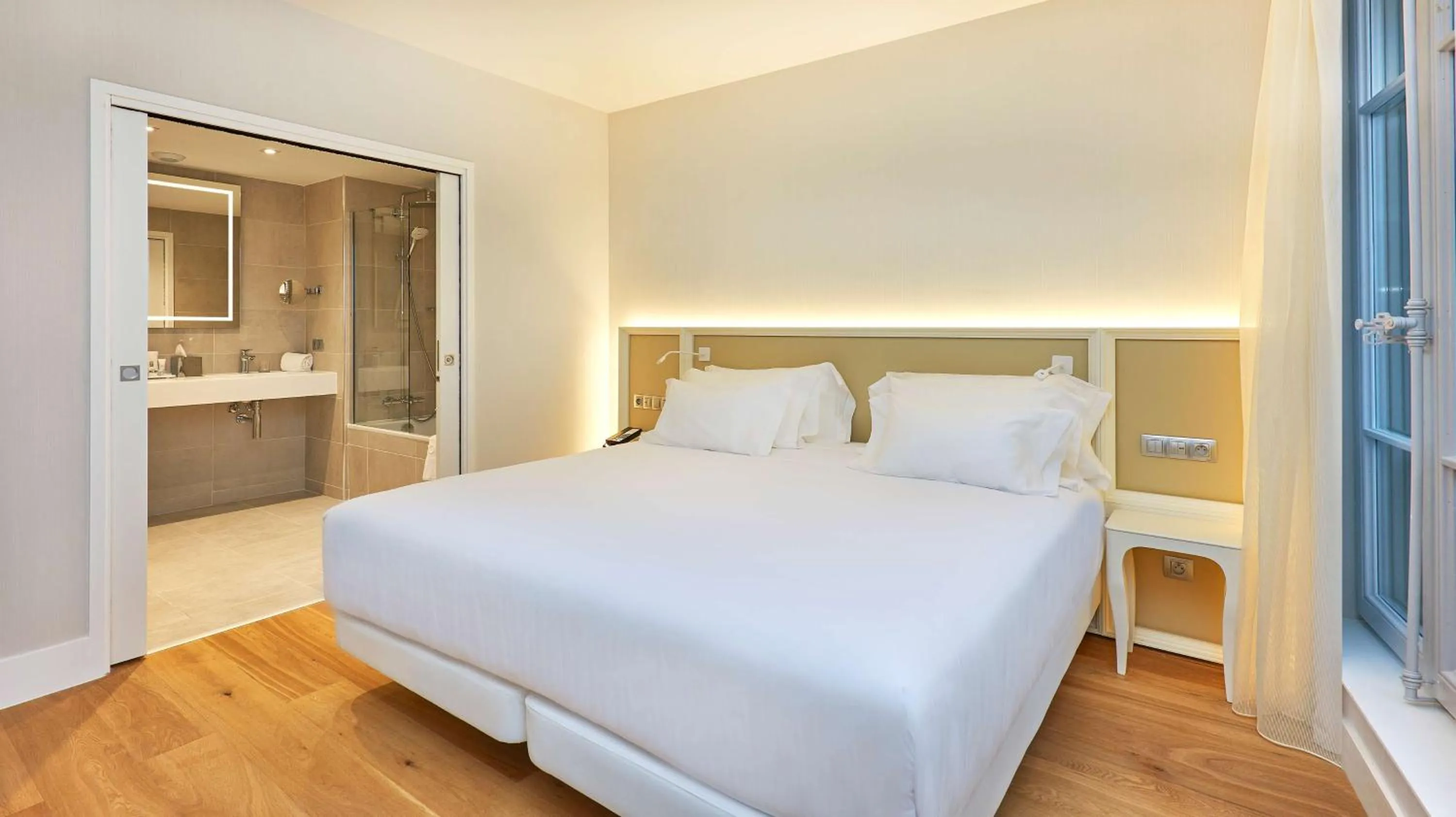 Suite with extra bed (2 adults + 2 children) in NH Collection Marseille