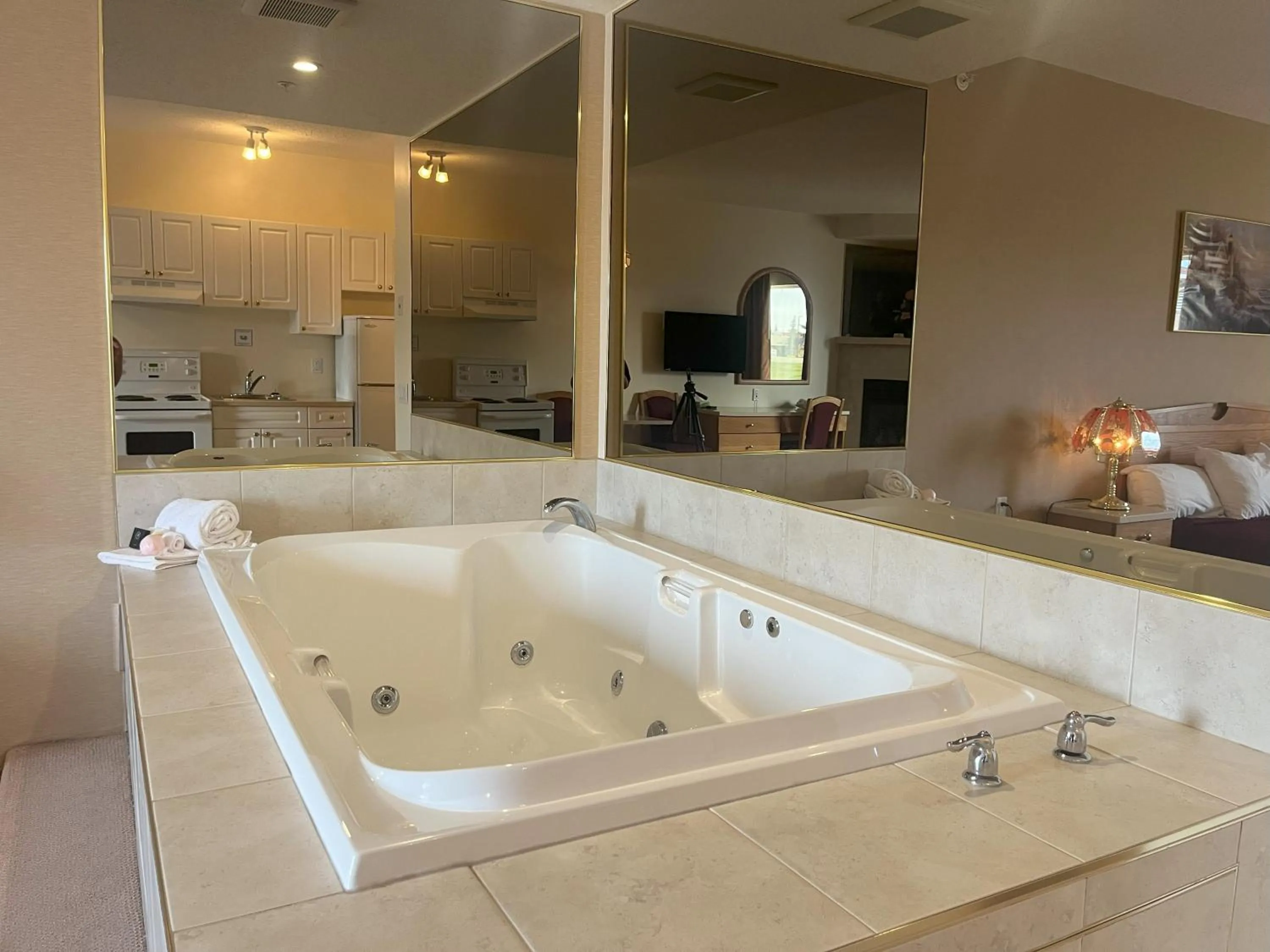 Queen Room with Spa Bath in Western Budget Motel Ponoka