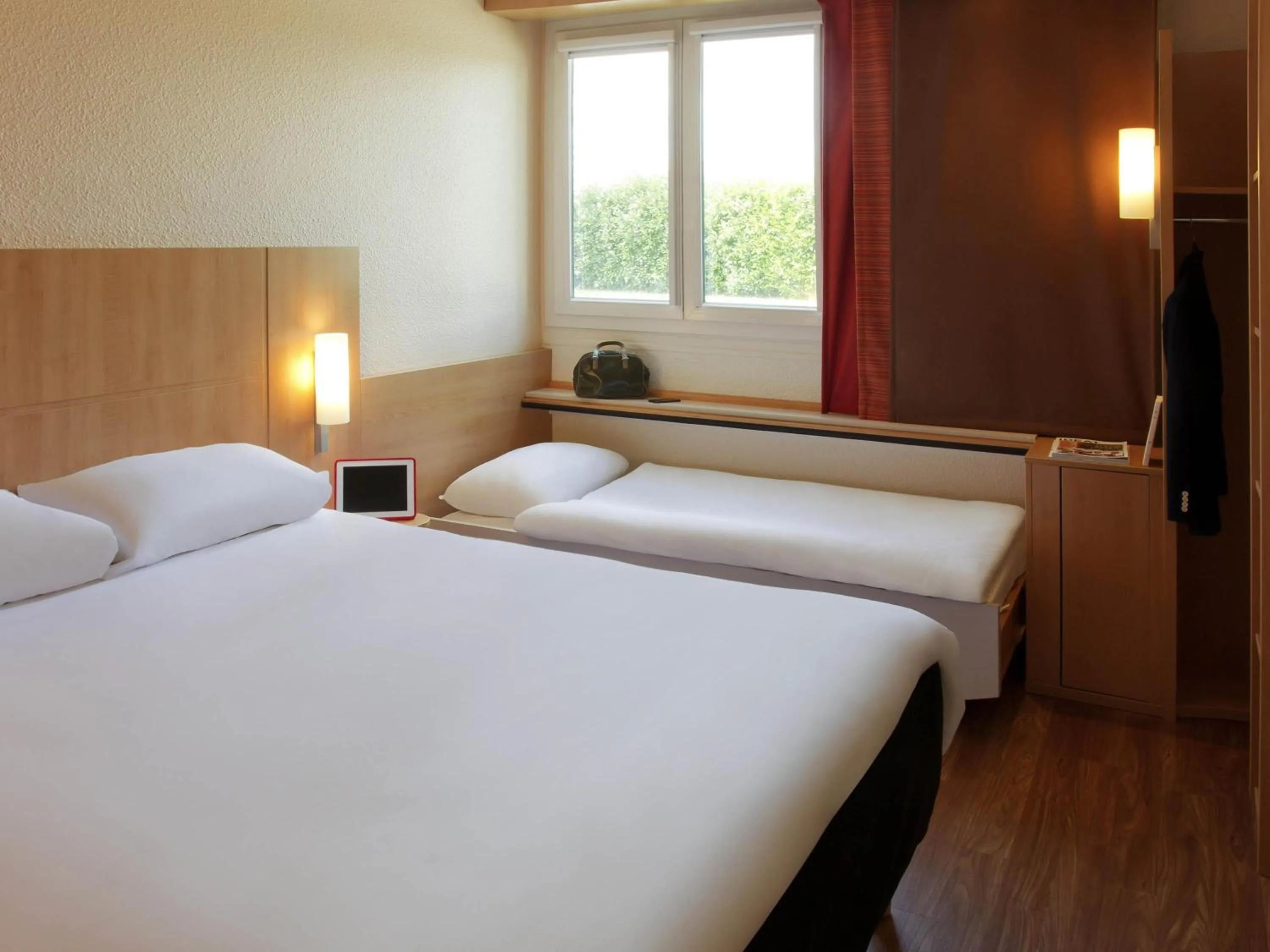 Standard Room with One Double Bed and One Single Bed (for one kid up to 12 year old) in Ibis Roanne Le Coteau Hotel Restaurant