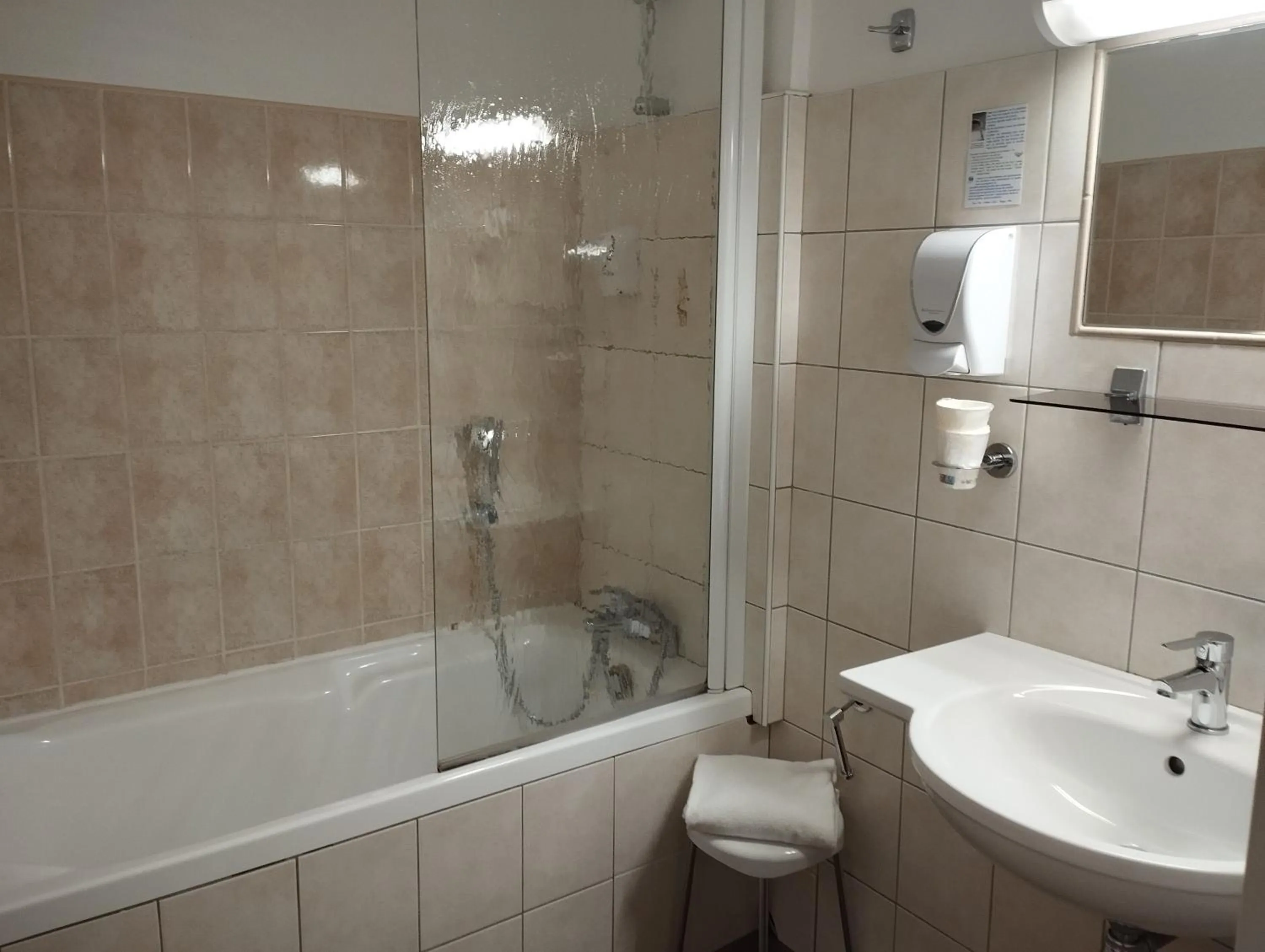 Twin Room - single occupancy in Hotel De Provence