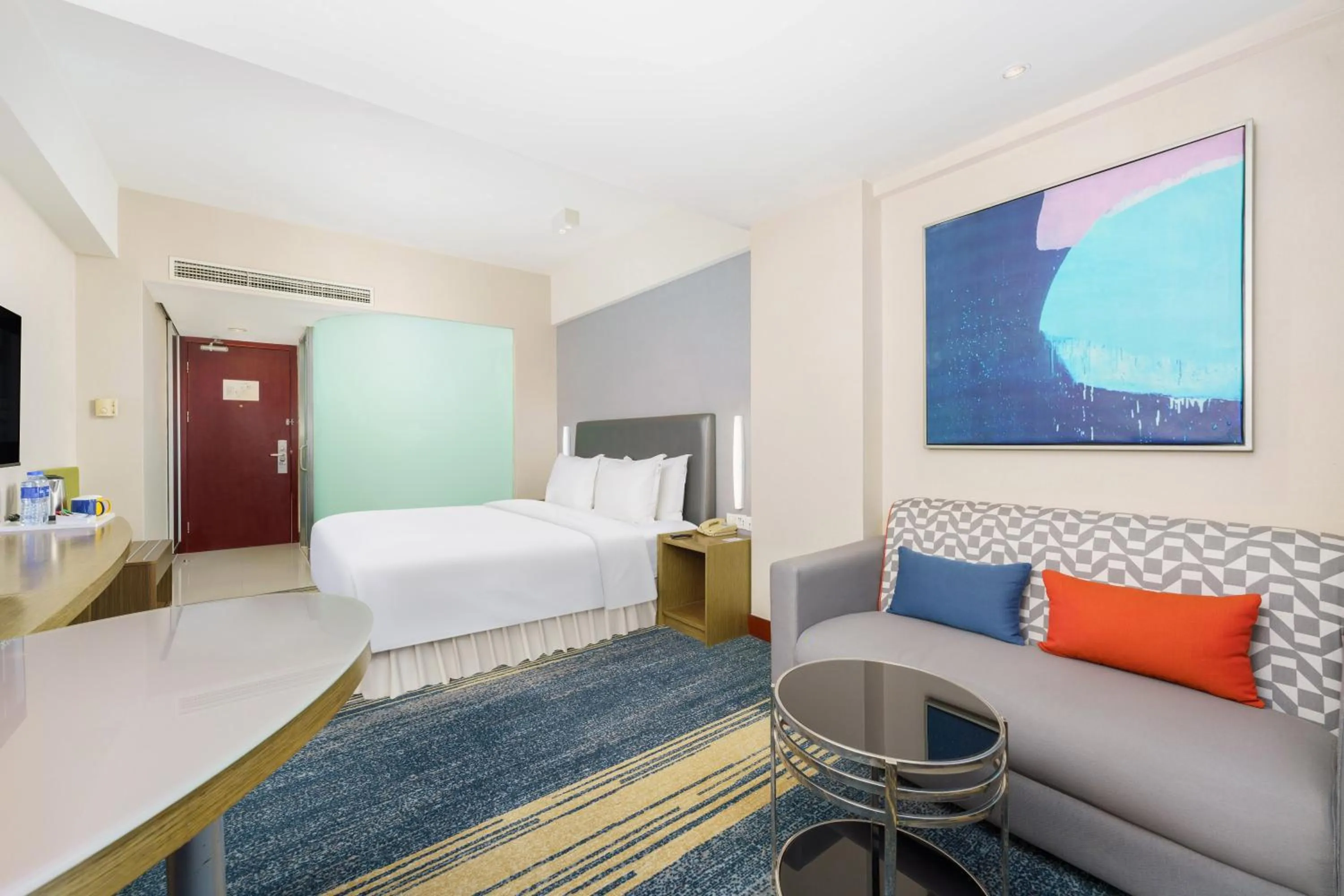 Standard King Room with Atrium View in Holiday Inn Express City Centre Dalian by IHG