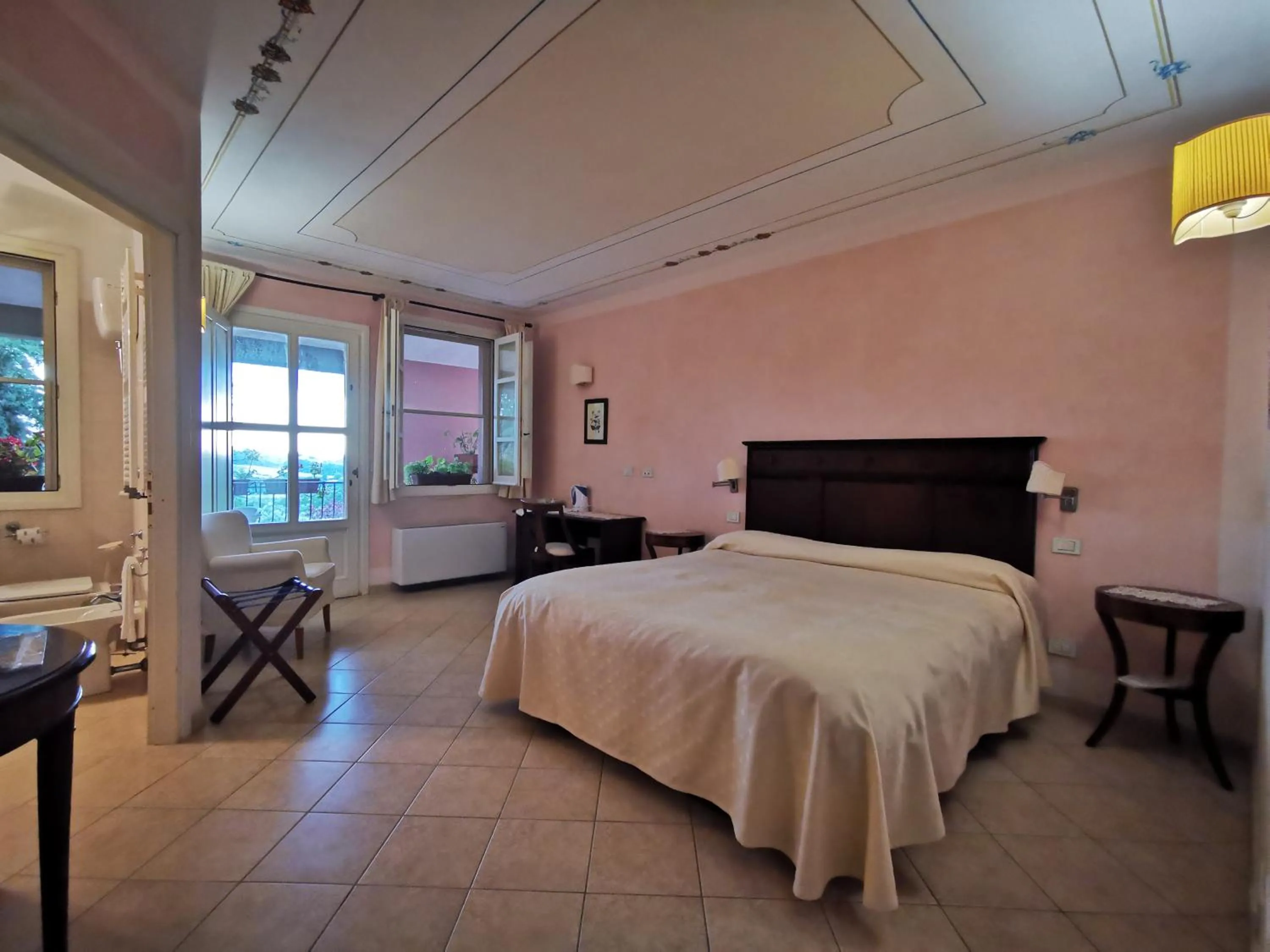 King Suite with Balcony in Il Melograno Country House