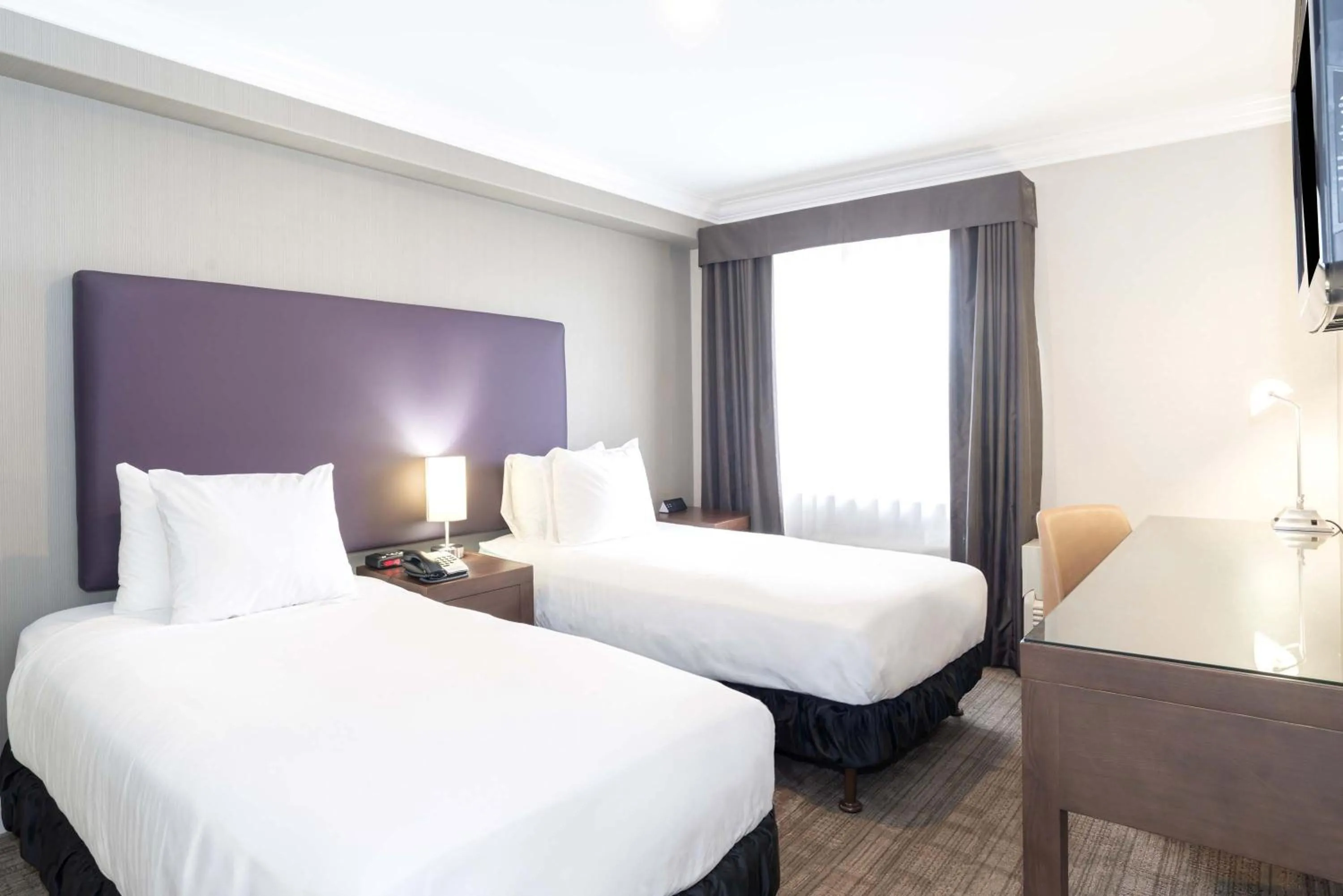 Standard Suite, 1 Split King, Kitchen in Sandman Hotel and Suites Abbotsford