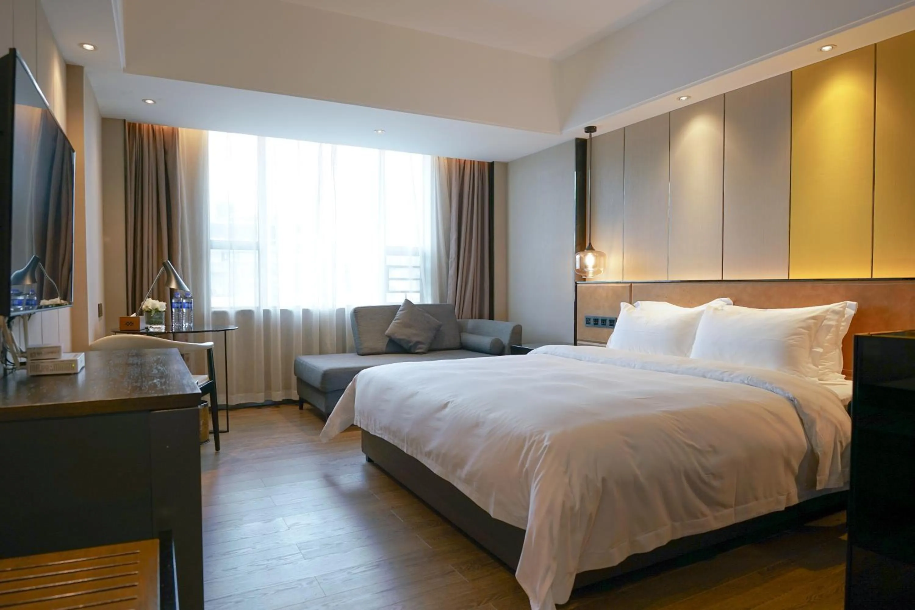 Deluxe King Room in Paco Hotel Datang Metro Guangzhou-Free Shuttle Bus to Canton Fair and Free Breakfast