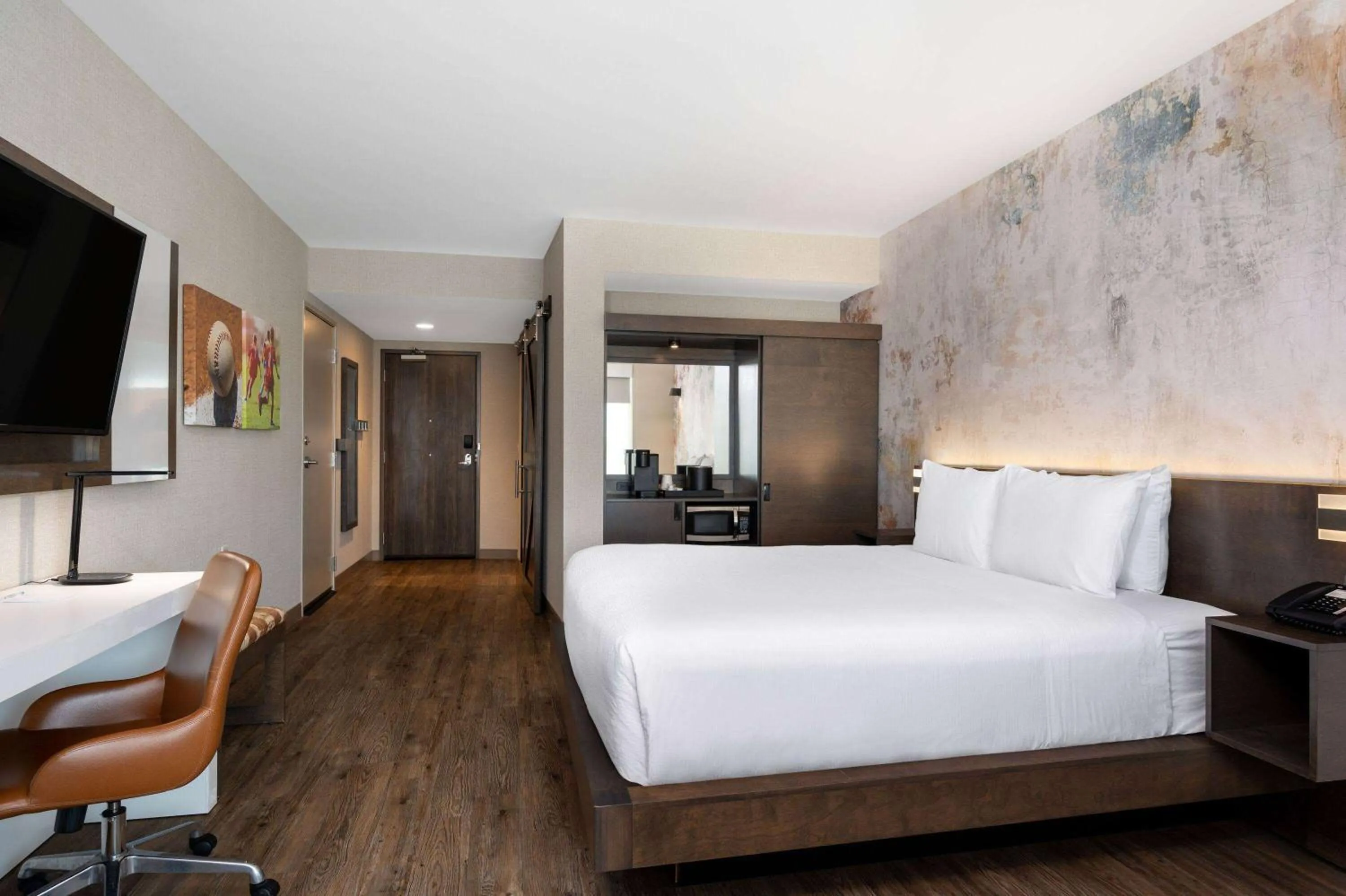 1 King Bed, Mobility/Hearing Accessible Room, Roll-In Shower, Non-Smoking in Wyndham Westfield