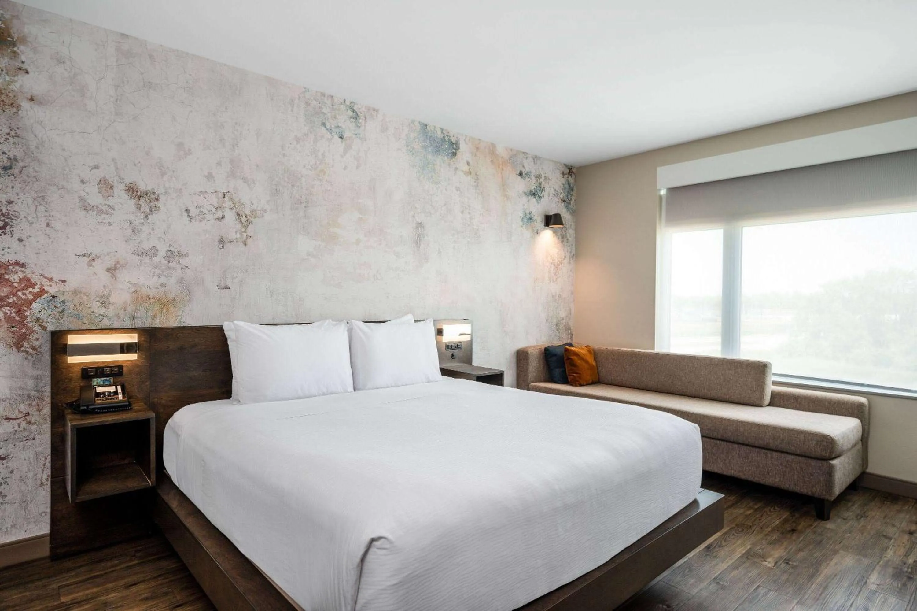 1 King Bed, Mobility/Hearing Accessible Suite, Bathtub w/ Grab Bars, Non-Smoking in Wyndham Westfield