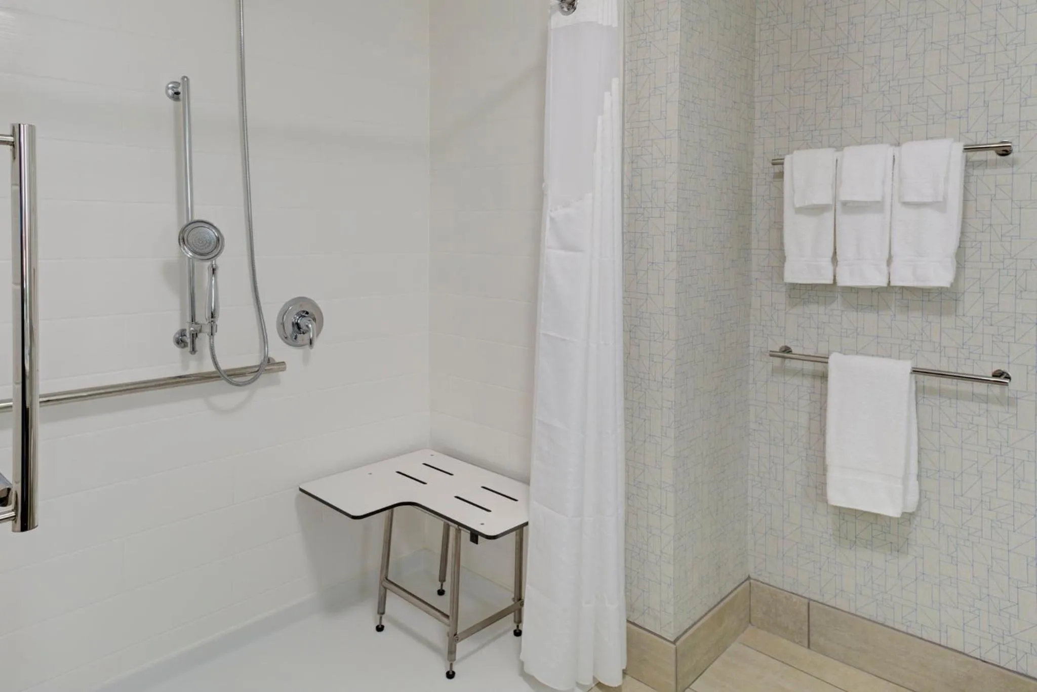 Standard King Room with Mobility Accessible Roll-In Shower in Holiday Inn Express & Suites - King George - Dahlgren by IHG