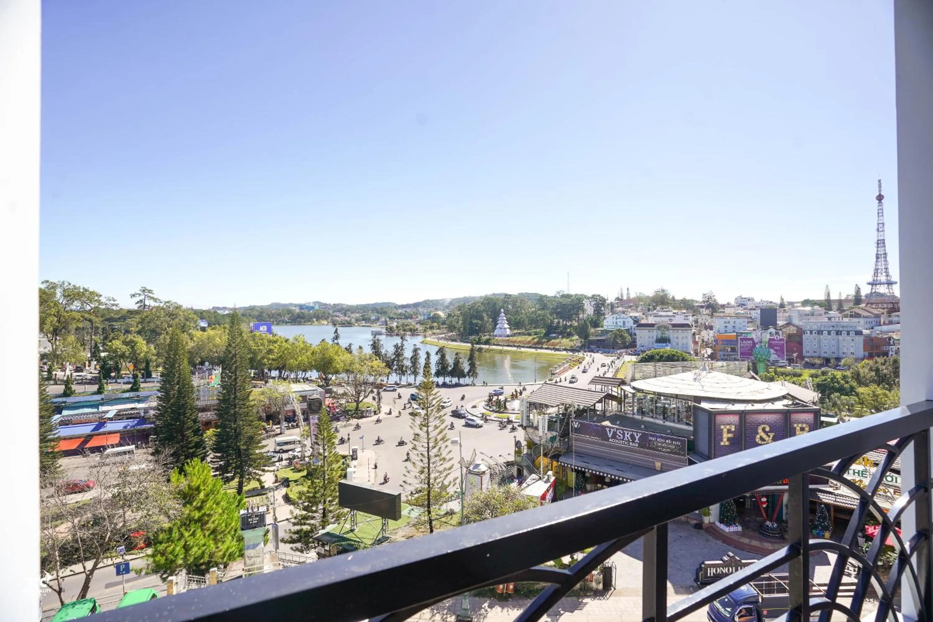 Premium Deluxe Room in TTC Hotel - Ngoc Lan