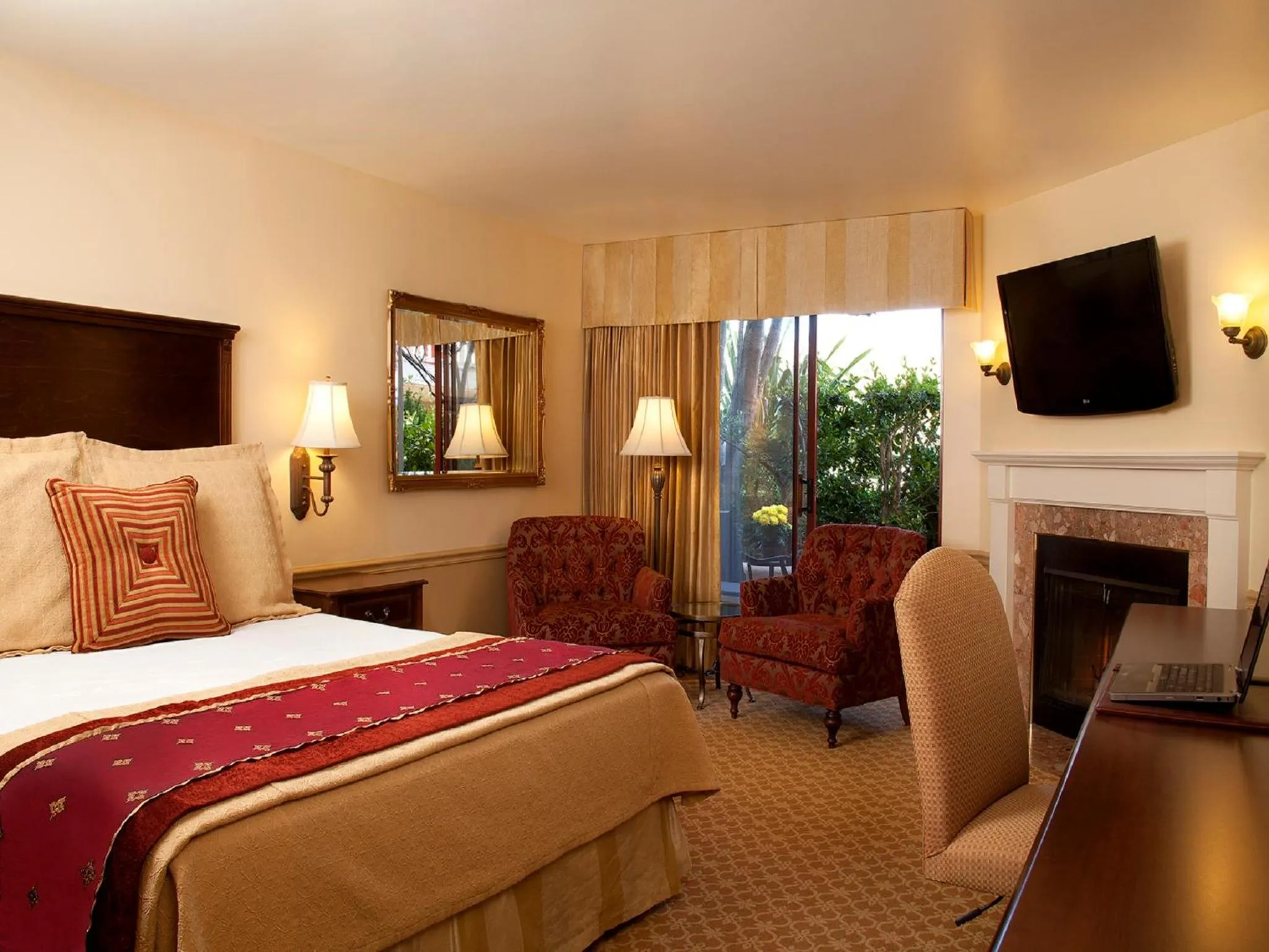 King Room with Courtyard View - Disability Access/Non-Smoking in Victorian Inn