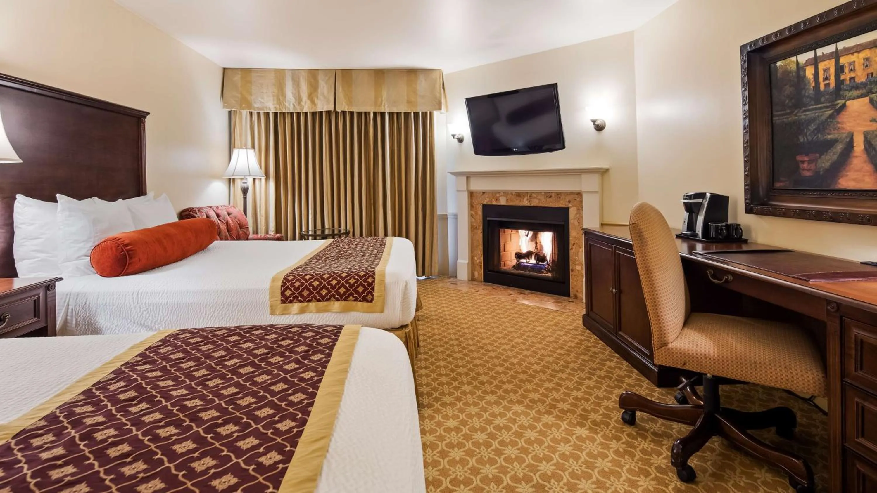 Deluxe Queen Room with Two Queen Beds and Courtyard View - Non-Smoking in Victorian Inn