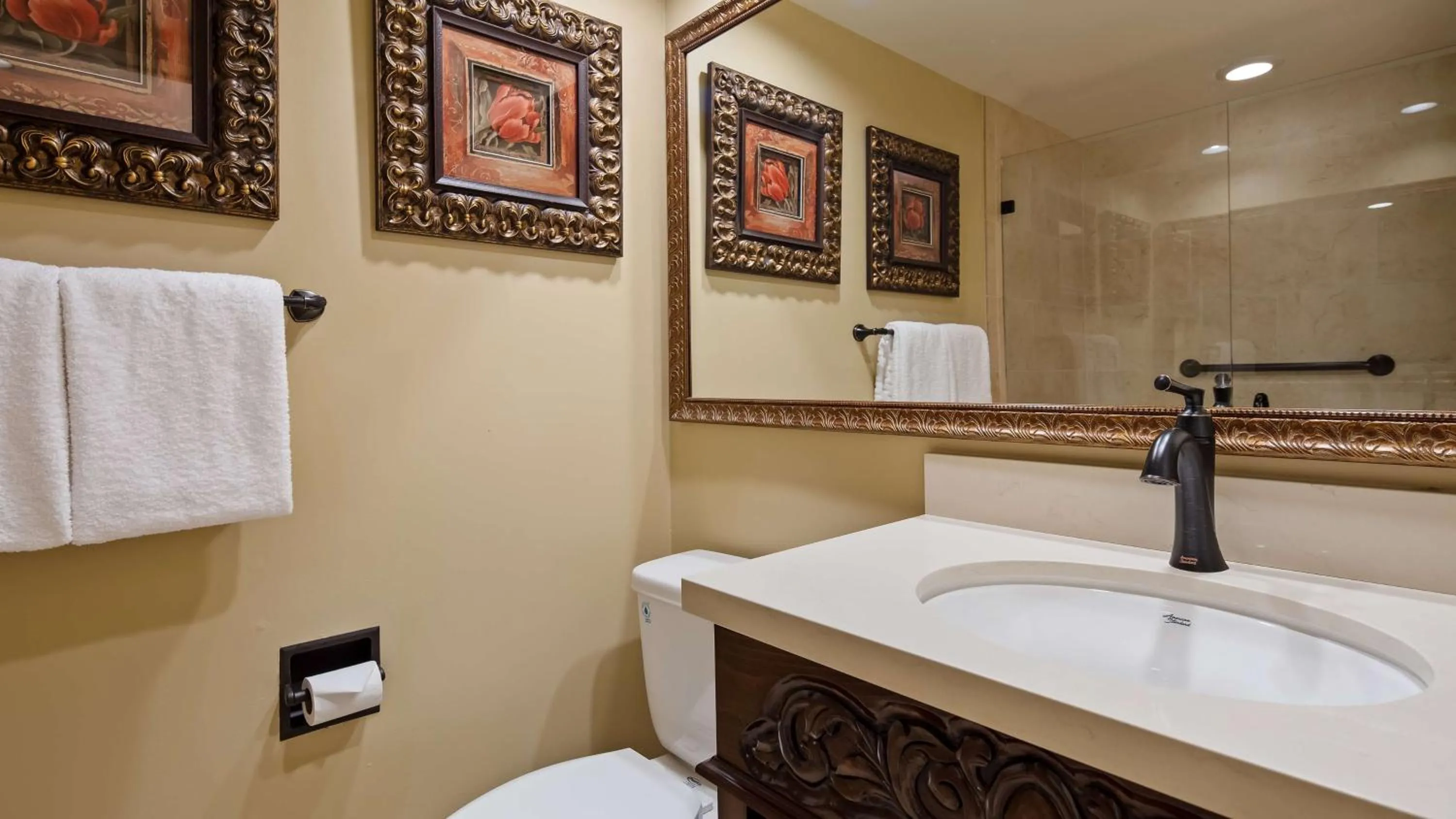 Deluxe King Room with Courtyard View - Non-Smoking in Victorian Inn