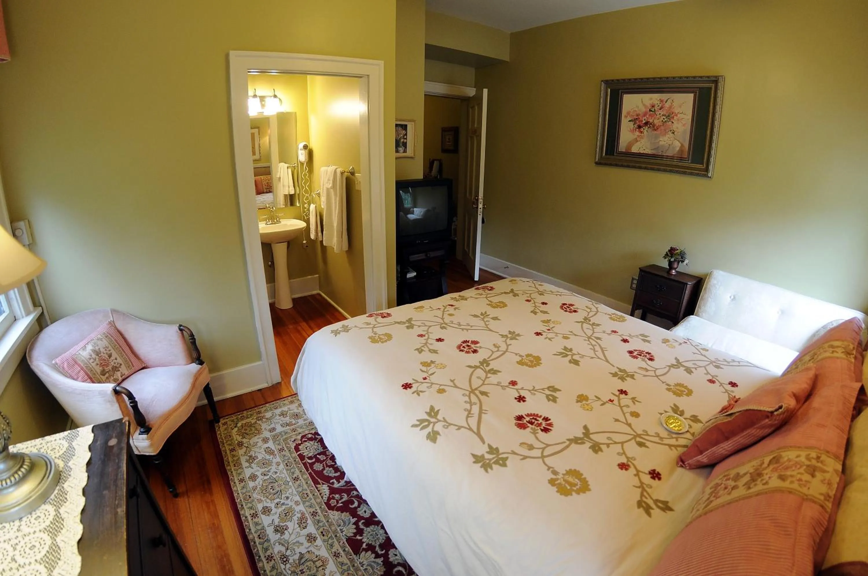 Queen Suite in The Oliver Inn