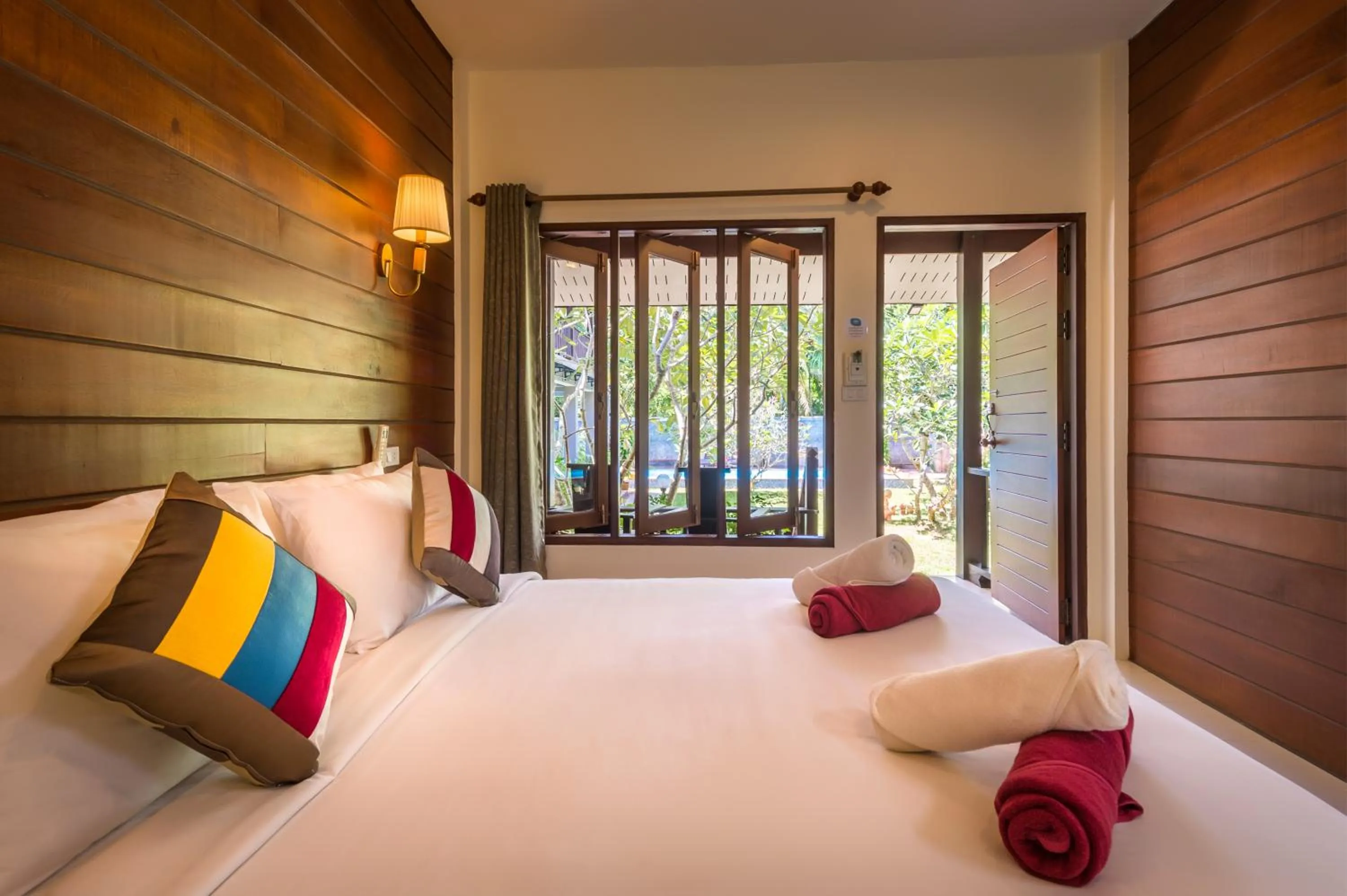Cabin Double Room in Lanta Thip House by Swiss-Belhotel