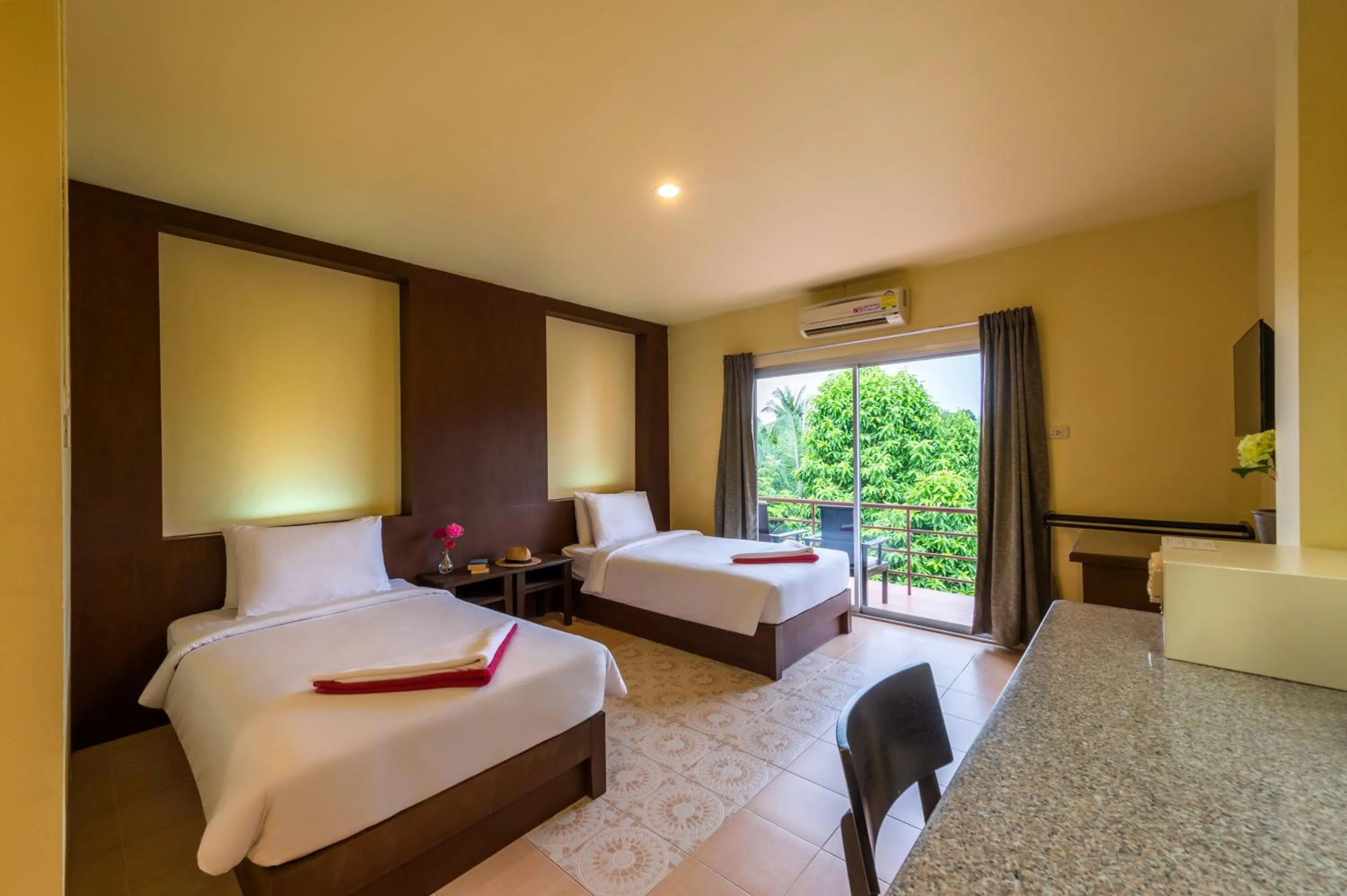 Superior Twin Room in Lanta Thip House by Swiss-Belhotel