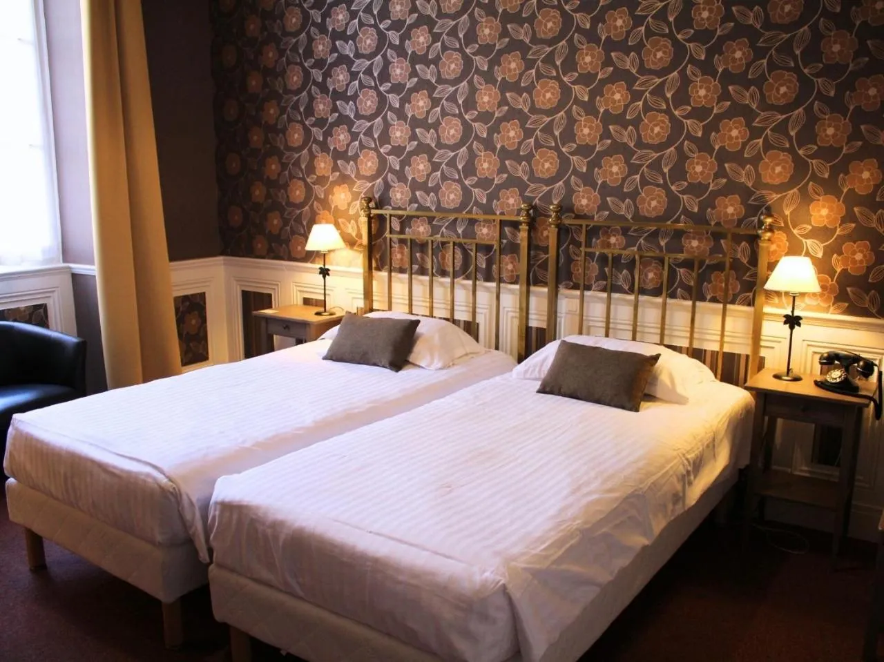 Superior Twin Room in Grand Hôtel de Bourbon-Lancy - Spa et Restaurant - Logis