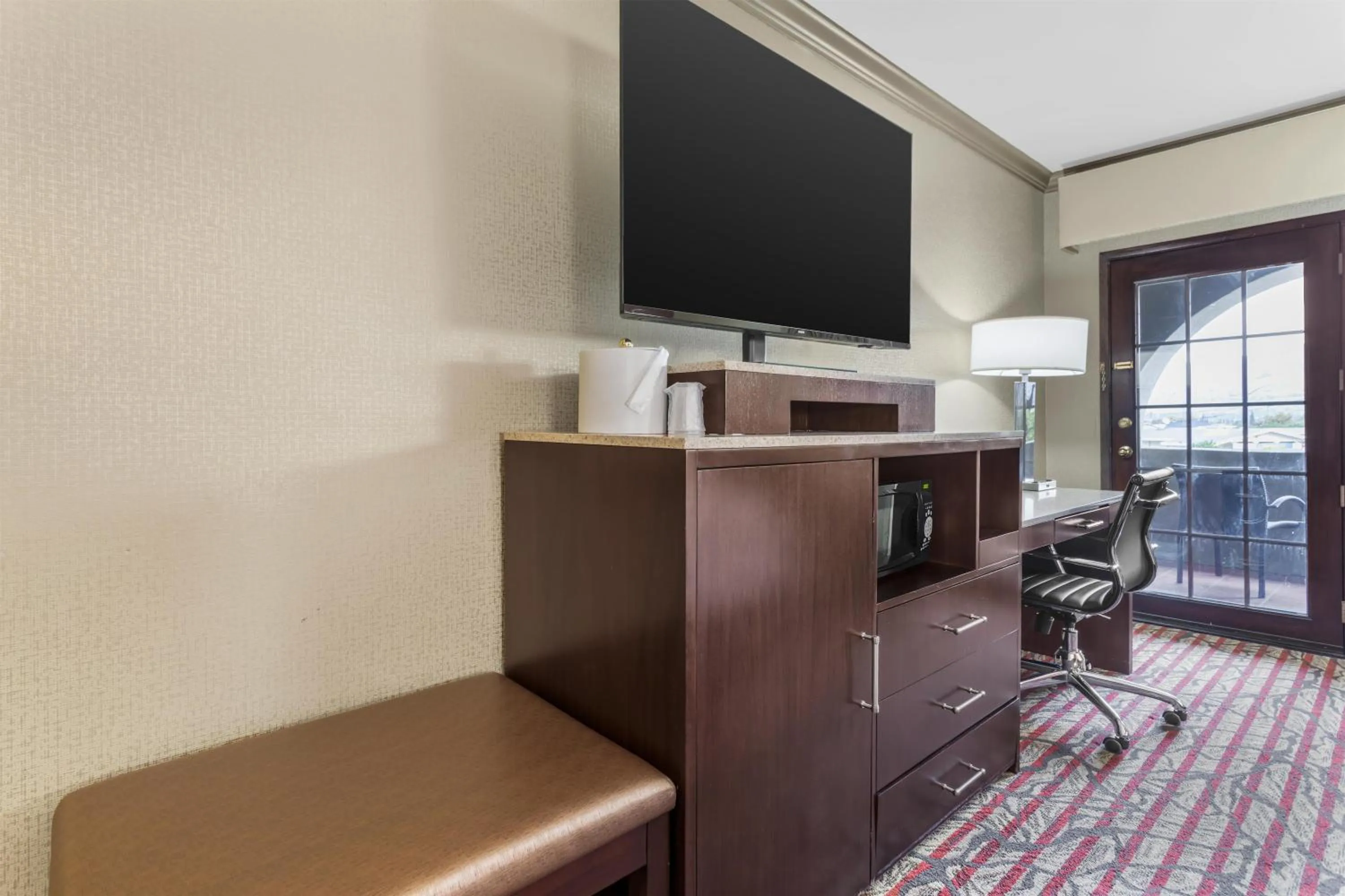 King Room with Patio - Non-Smoking in Best Western Plus Brookside Inn