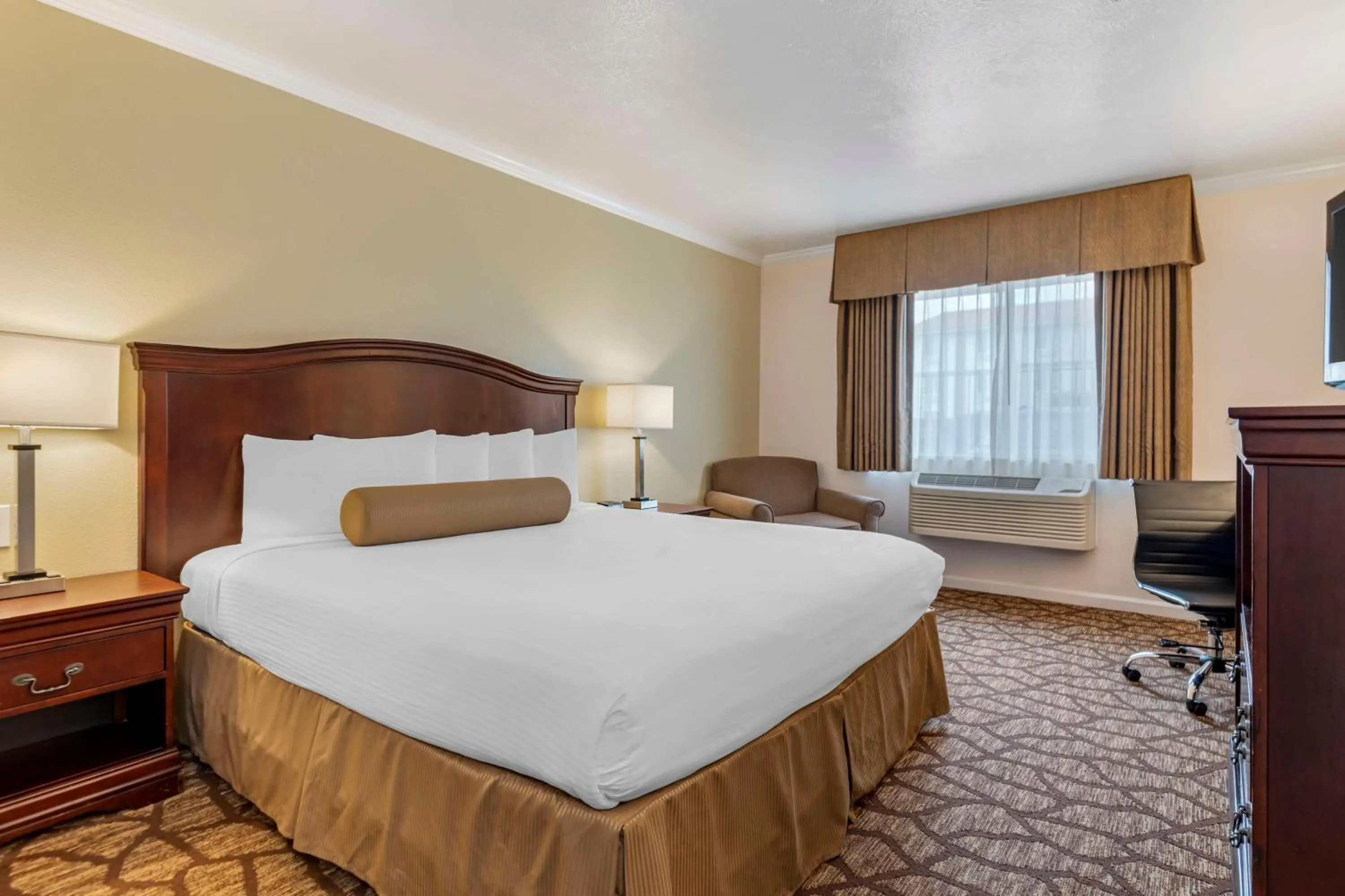 King Room with Roll-In Shower - Disability Access in Best Western Salinas Monterey