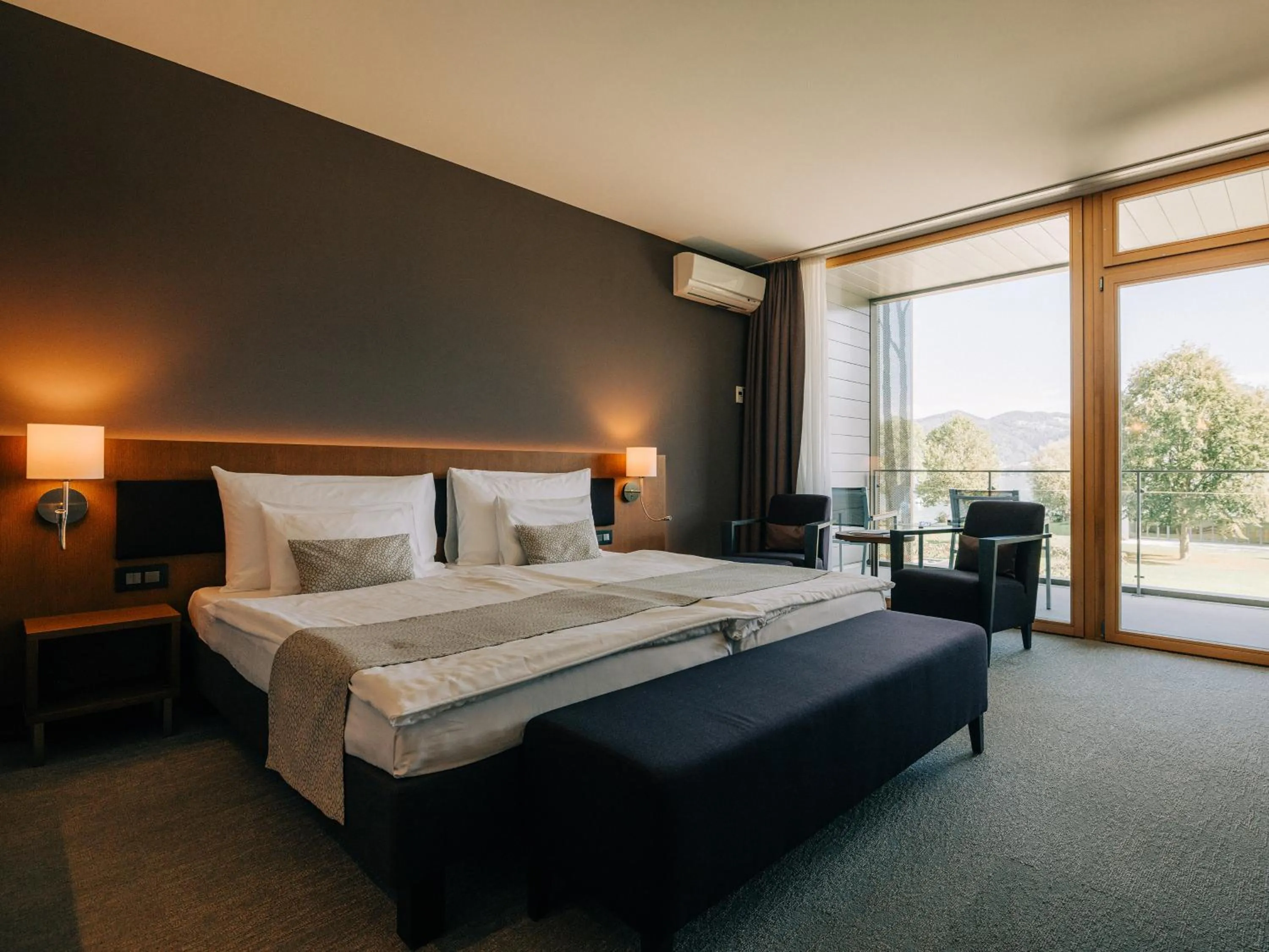 Premium Lake View Double Room with bathtub in Deltapark Vitalresort****