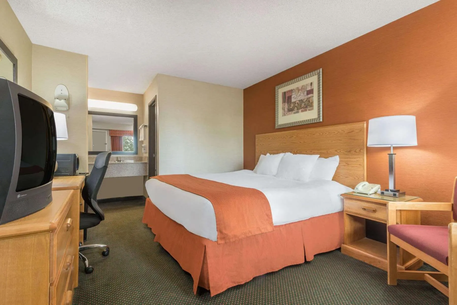 Deluxe King Room - Non-Smoking in Days Inn by Wyndham Columbus Fairgrounds