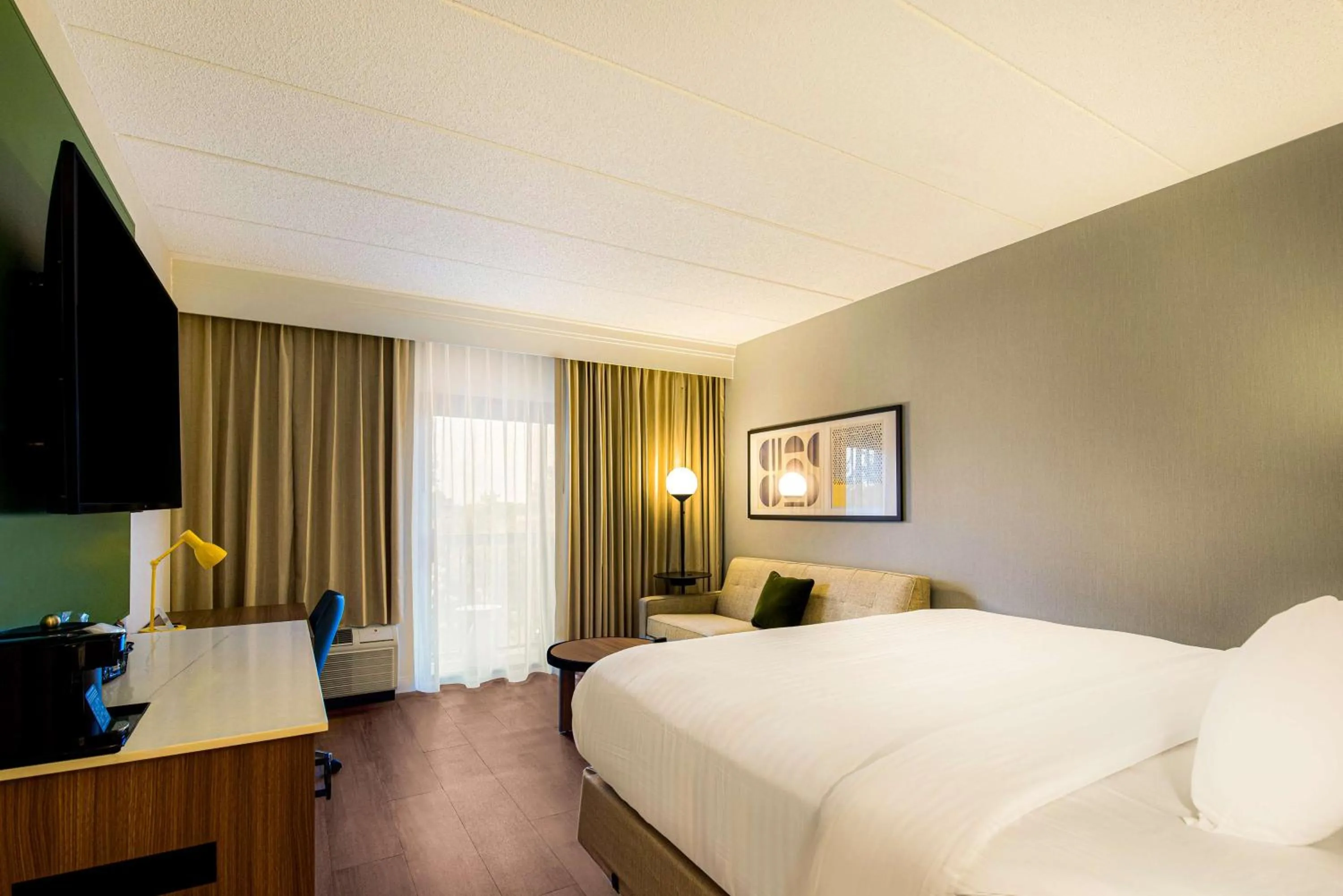 Deluxe King - High Floor Courtyard View in Sonesta Select Philadelphia Airport