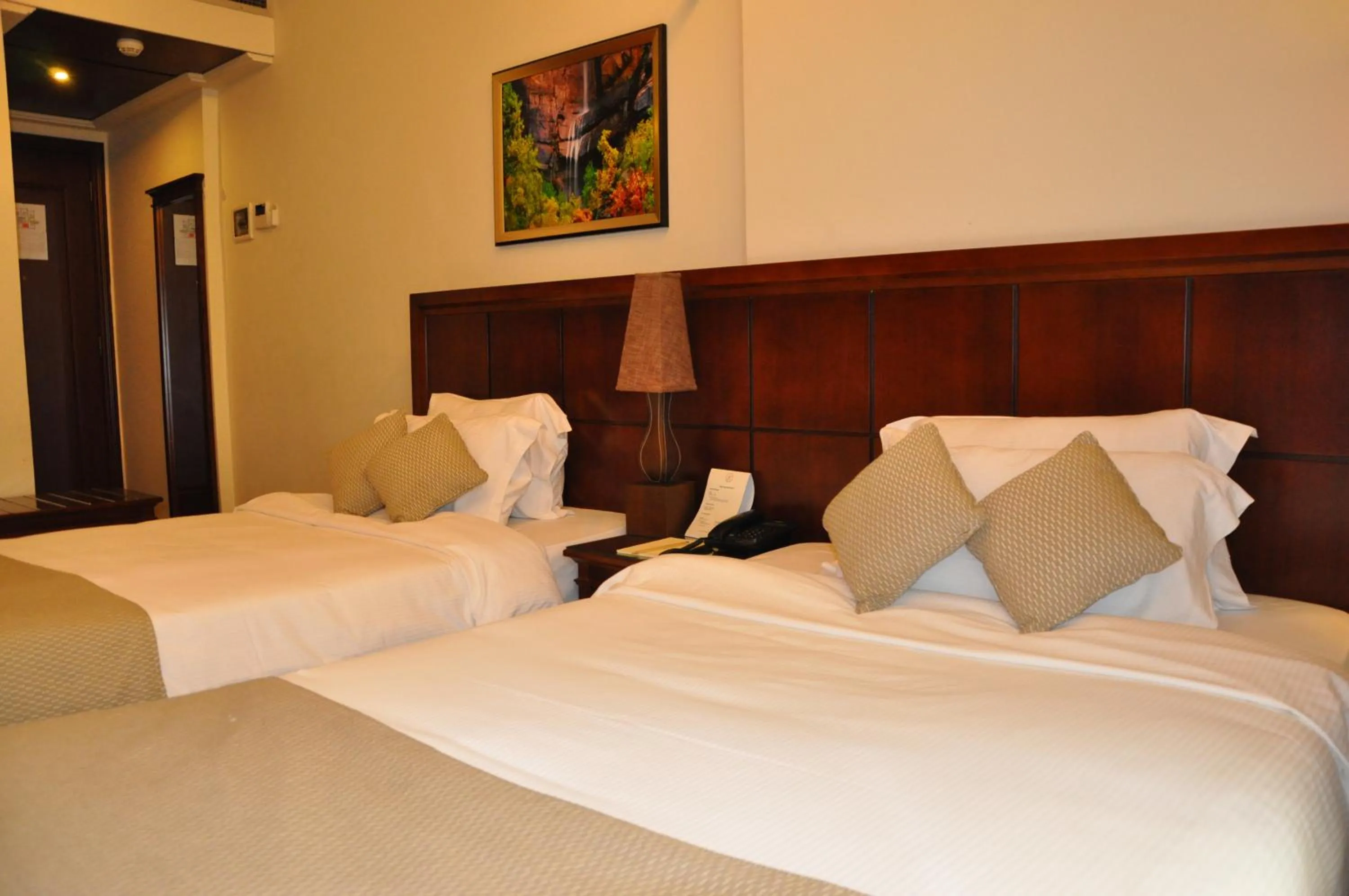 Executive Club Twin Room in Midtown Hotel & Suites