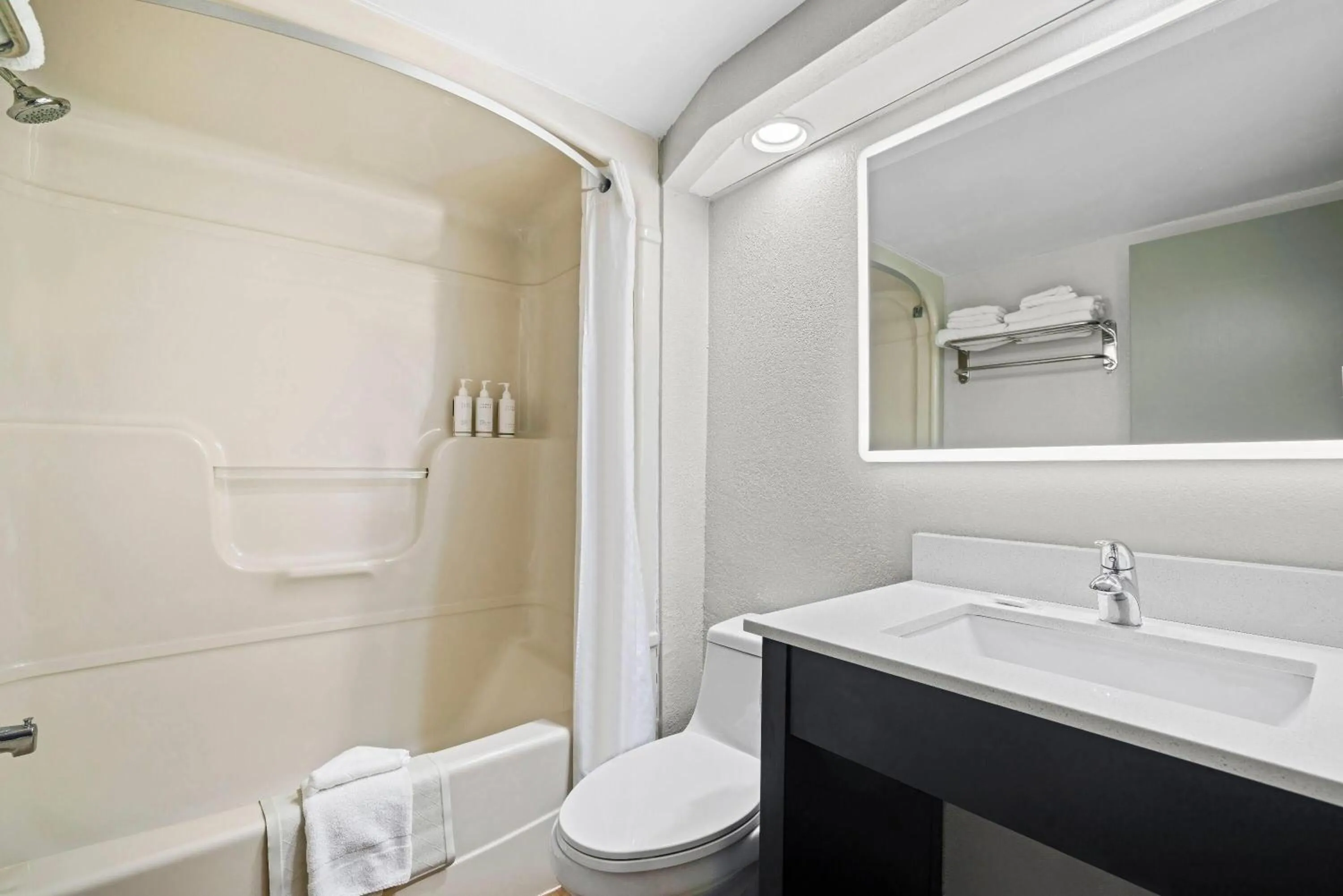 King Studio Suite - Non-Smoking in Days Inn by Wyndham Utica