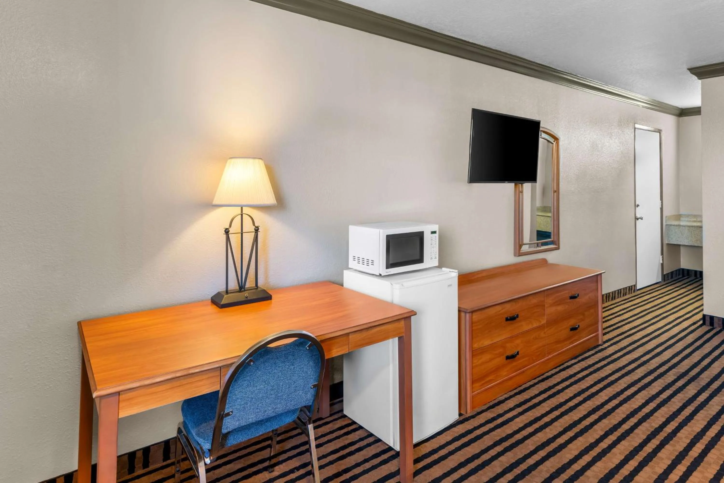 Queen Room with Pool View in Americas Best Value Inn Vacaville