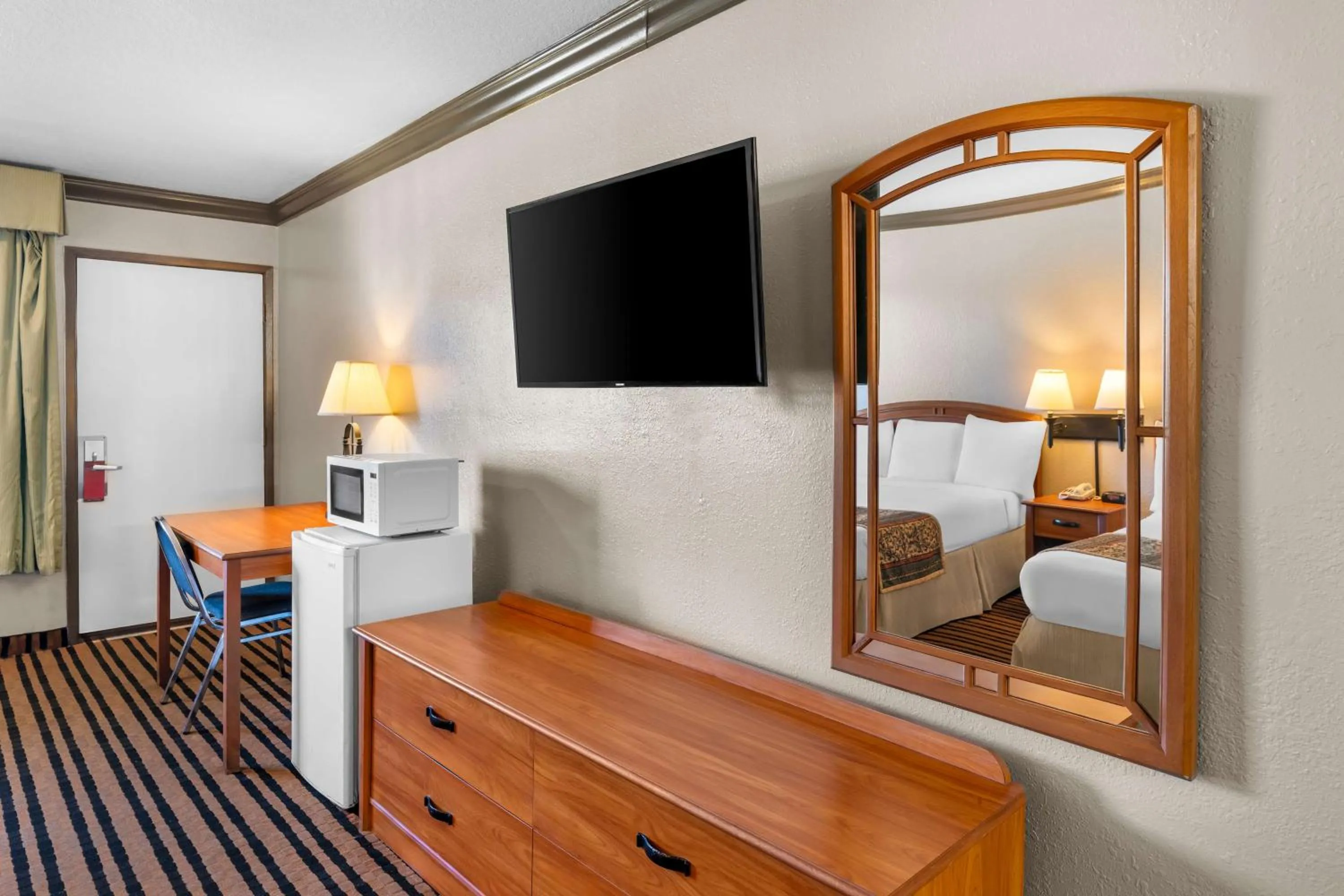 Queen Room with Two Queen Beds - Disability Access in Americas Best Value Inn Vacaville