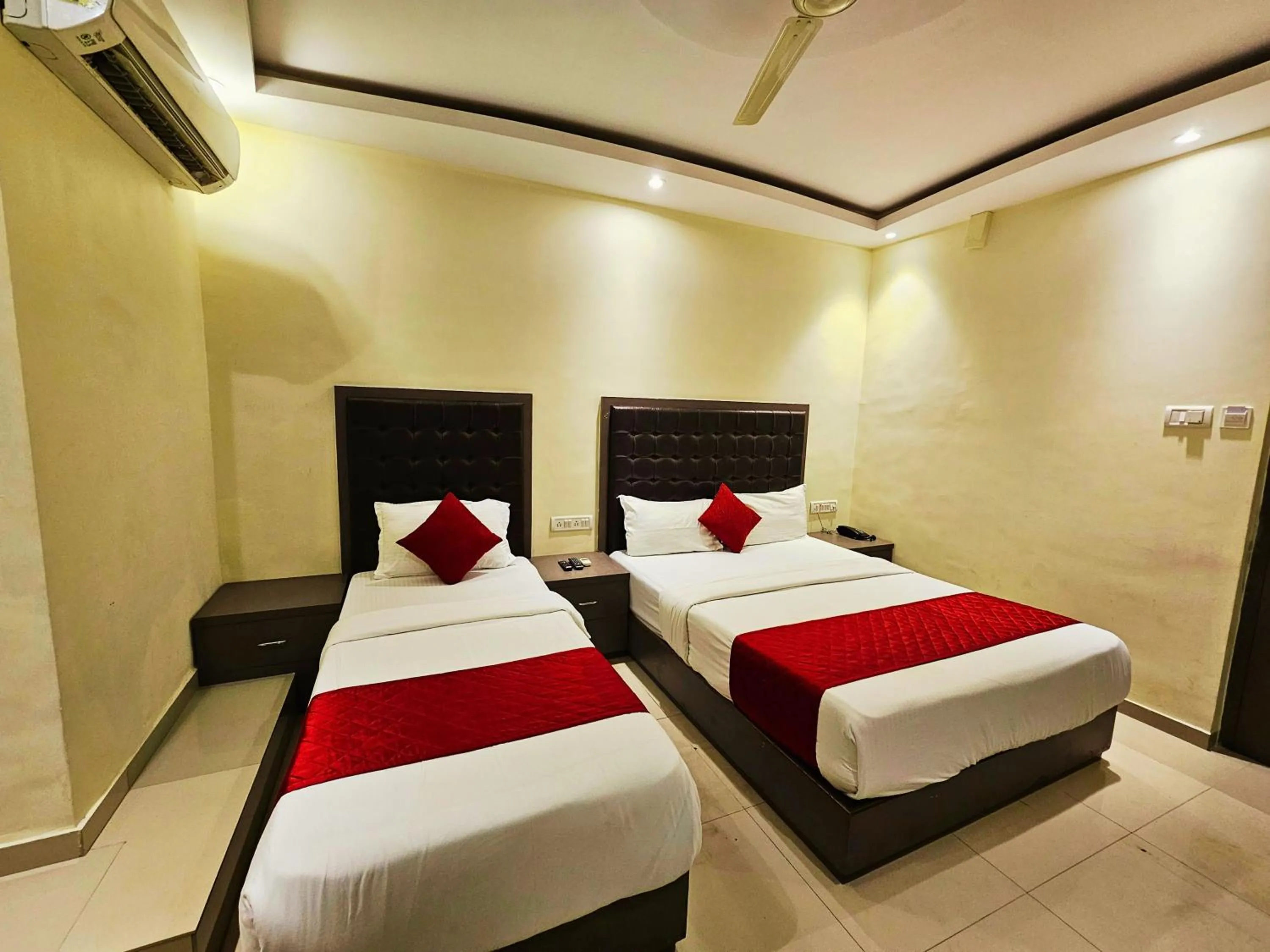 Deluxe Triple Room - single occupancy in Hotel BKC Inn - Near Trade Center, Visa Consulate BKC
