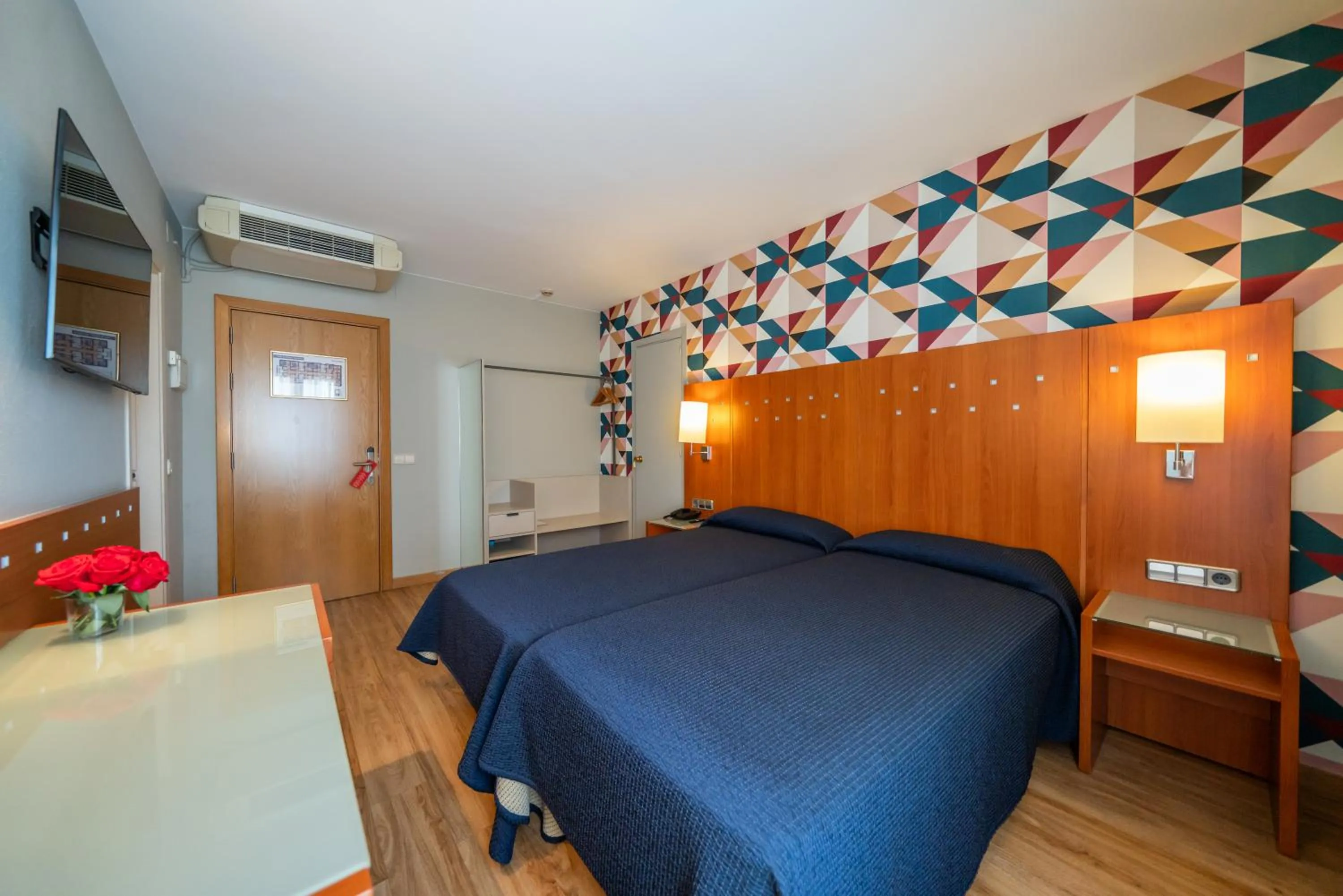 Two Connecting Double Rooms in Hotel J. Balmes Vic