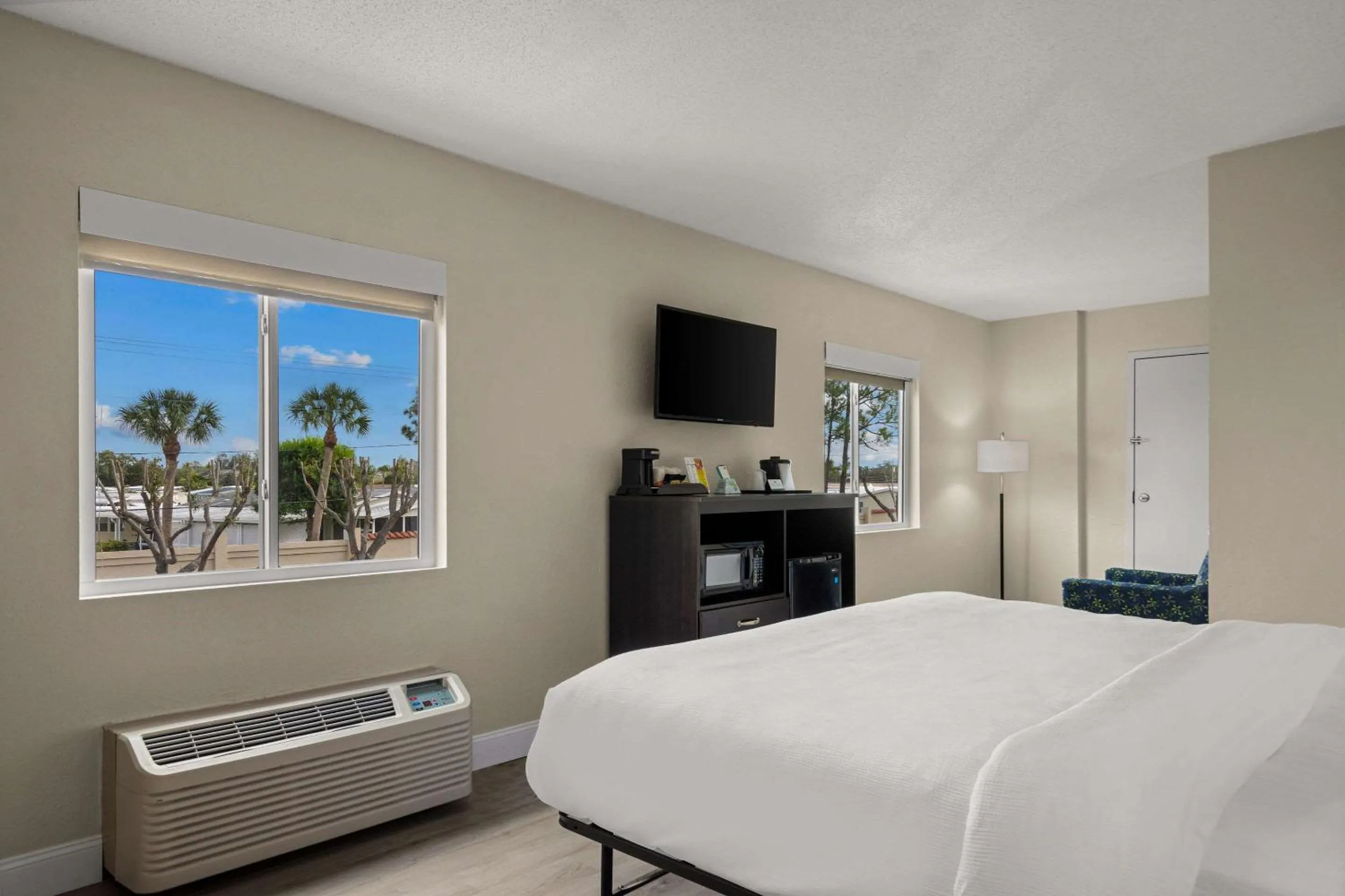King Room with Roll in Shower - Mobility Accessible/Non-Smoking in Quality Inn Sarasota I-75