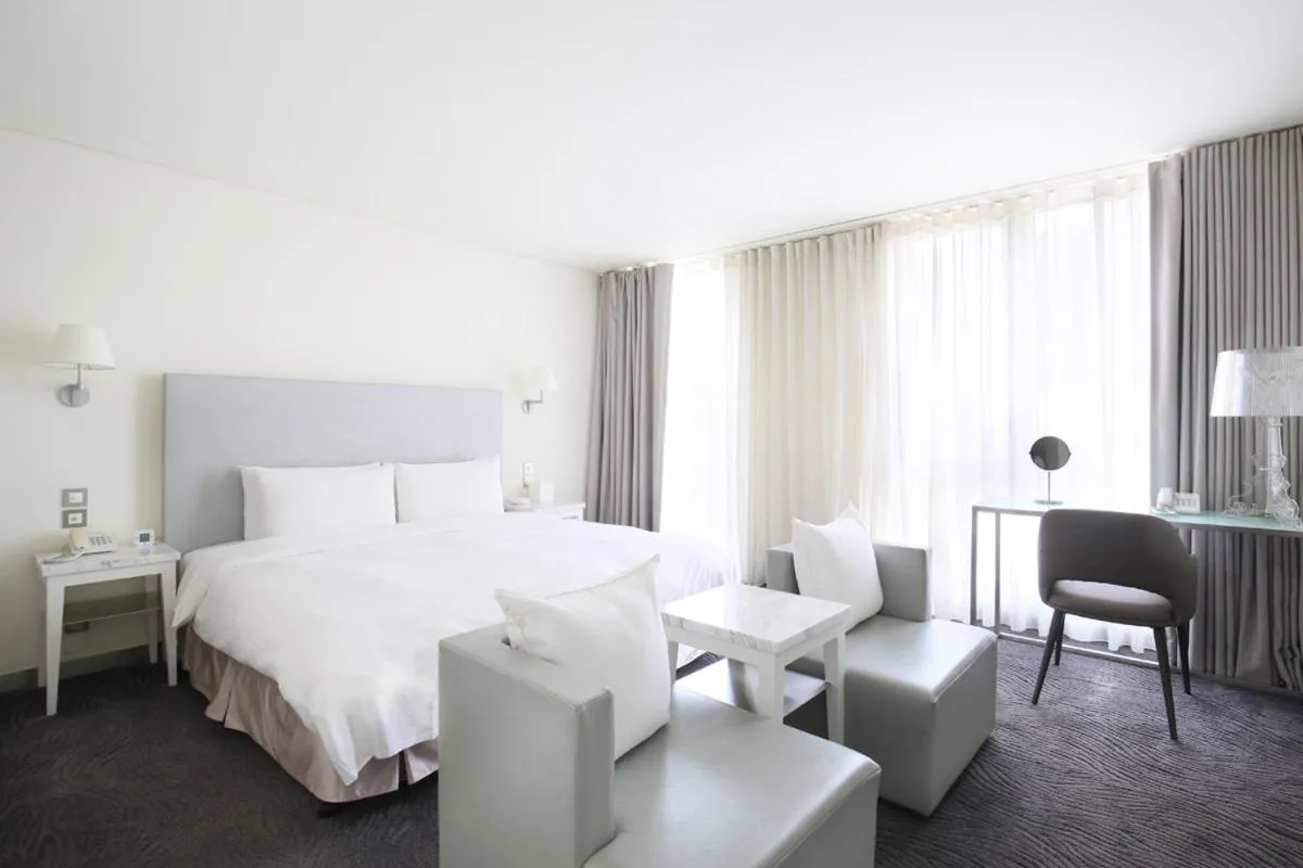 Deluxe Room in Ambience Hotel Taipei