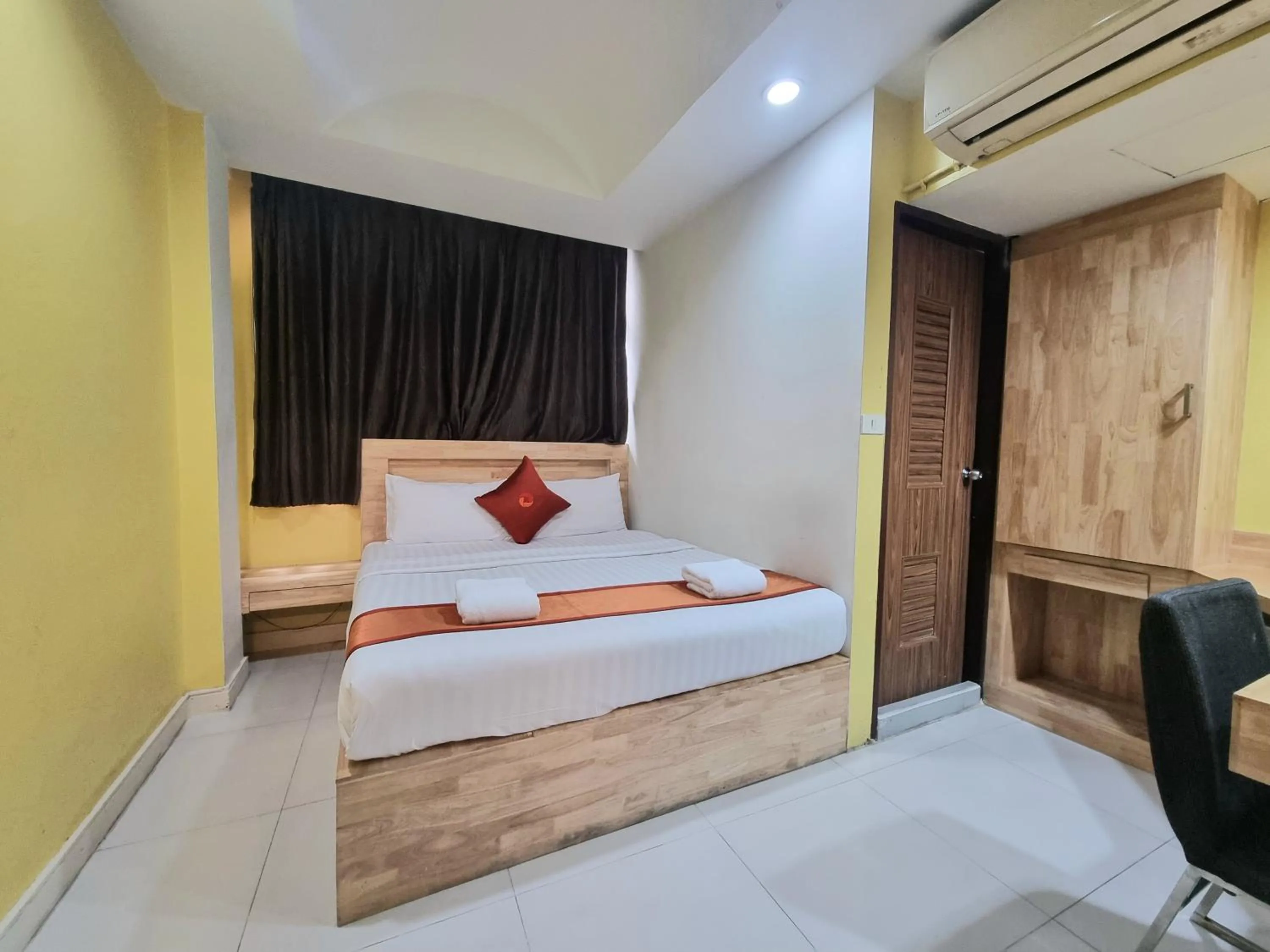 Deluxe Double Room in Cozi Inn Hotel, Bangkok