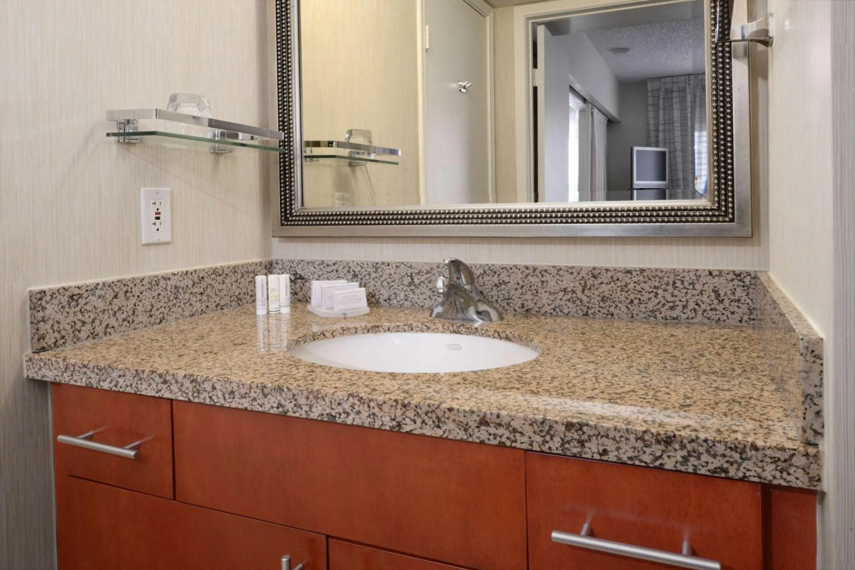 Hearing Accessible One Bedroom Suite Queen in Sonesta ES Suites Dallas Central Expressway