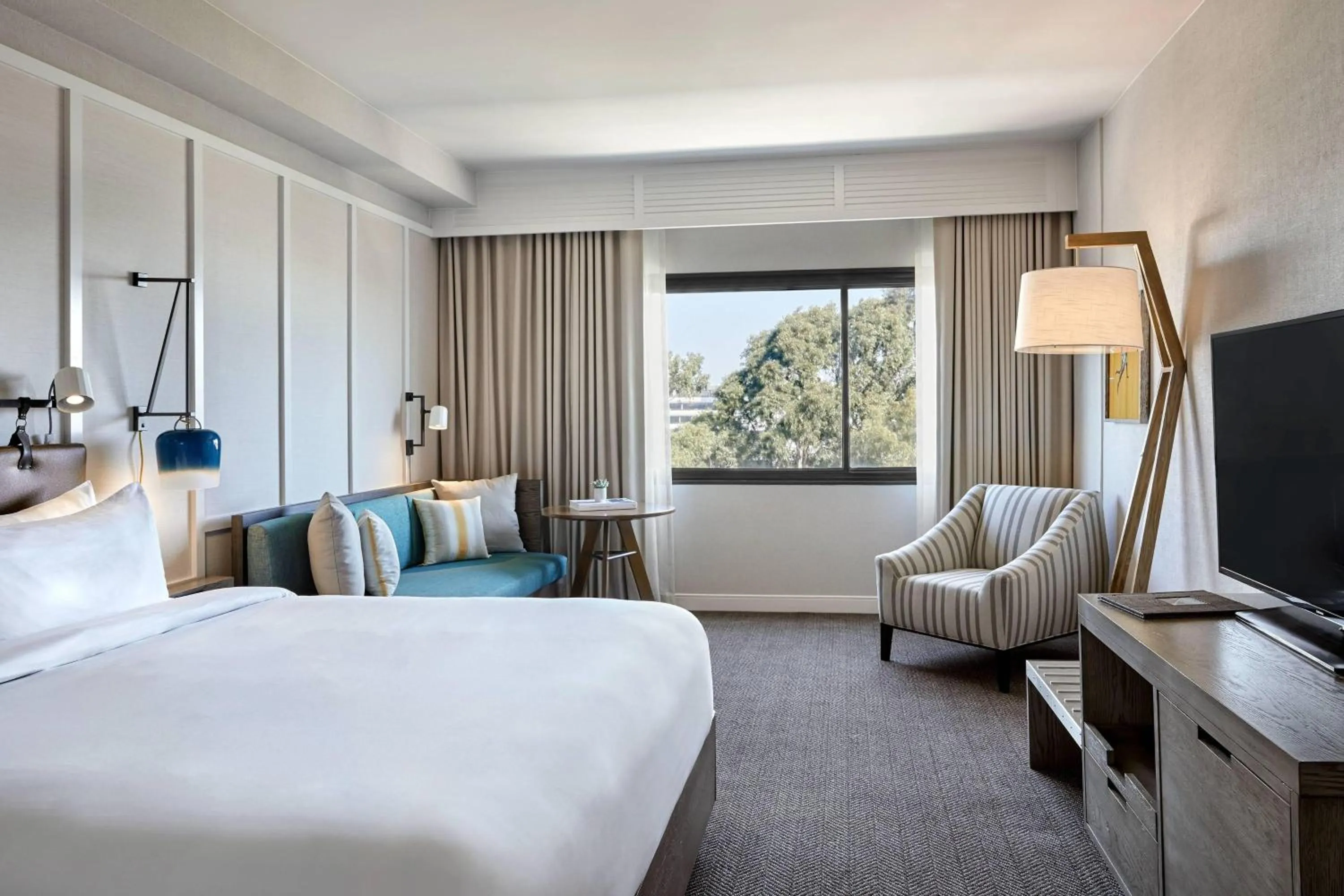 Deluxe Guest room, King, High floor (Hearing Accessible) in Westdrift Manhattan Beach, Autograph Collection