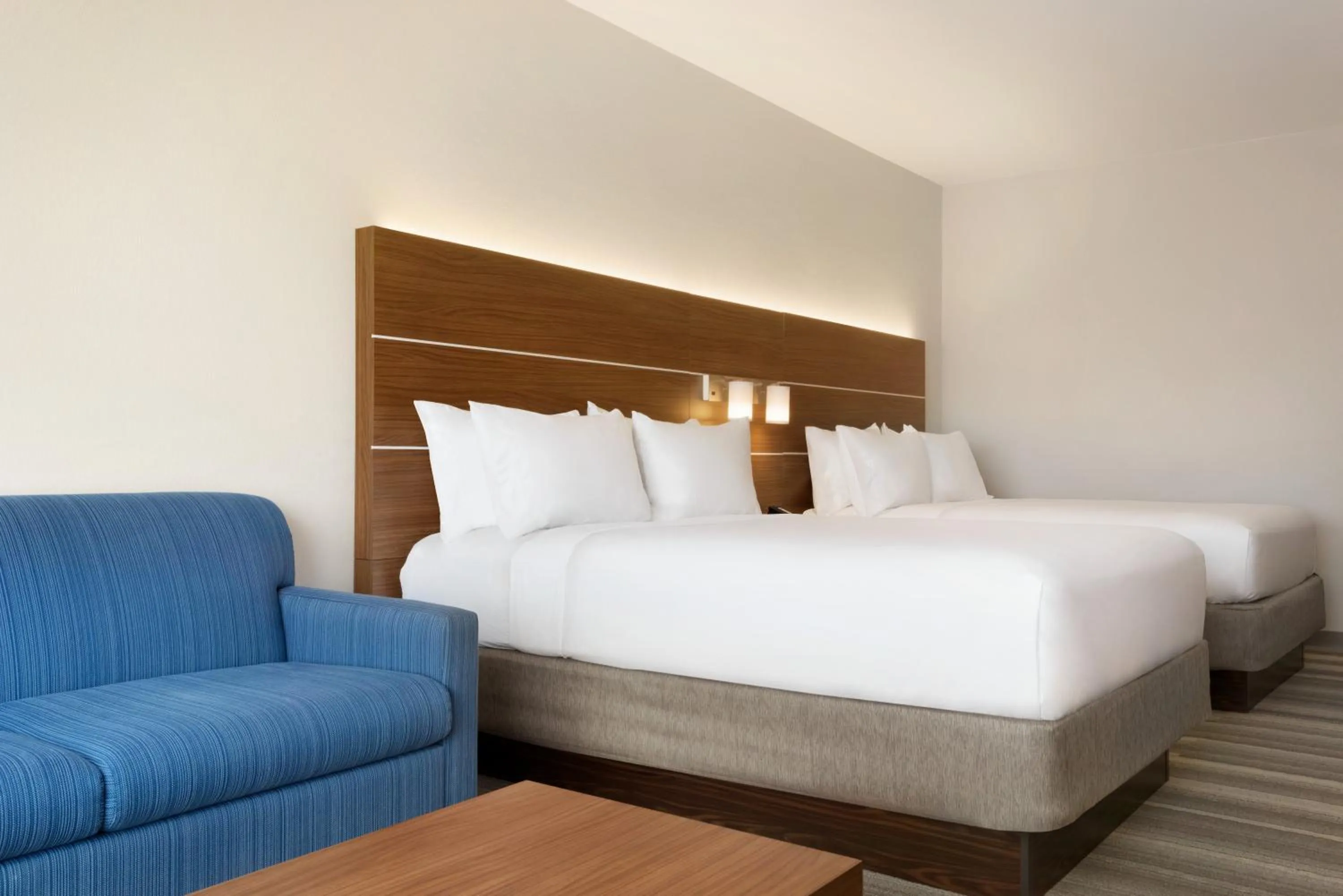 Queen Suite with Two Queen Beds in Holiday Inn Express & Suites - Cincinnati South - Wilder by IHG