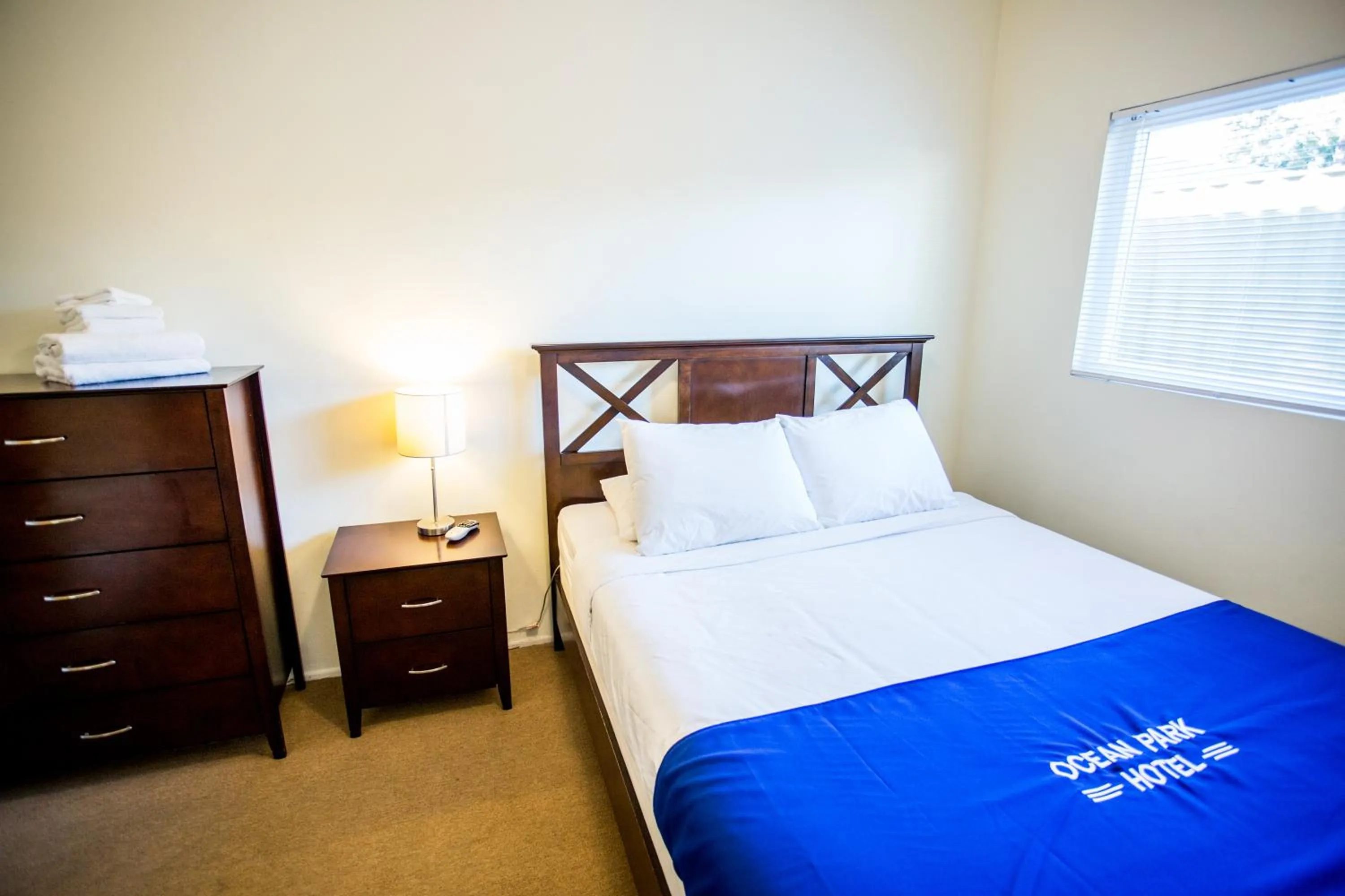 Queen Room with Shared Bathroom in Ocean Park Hotel